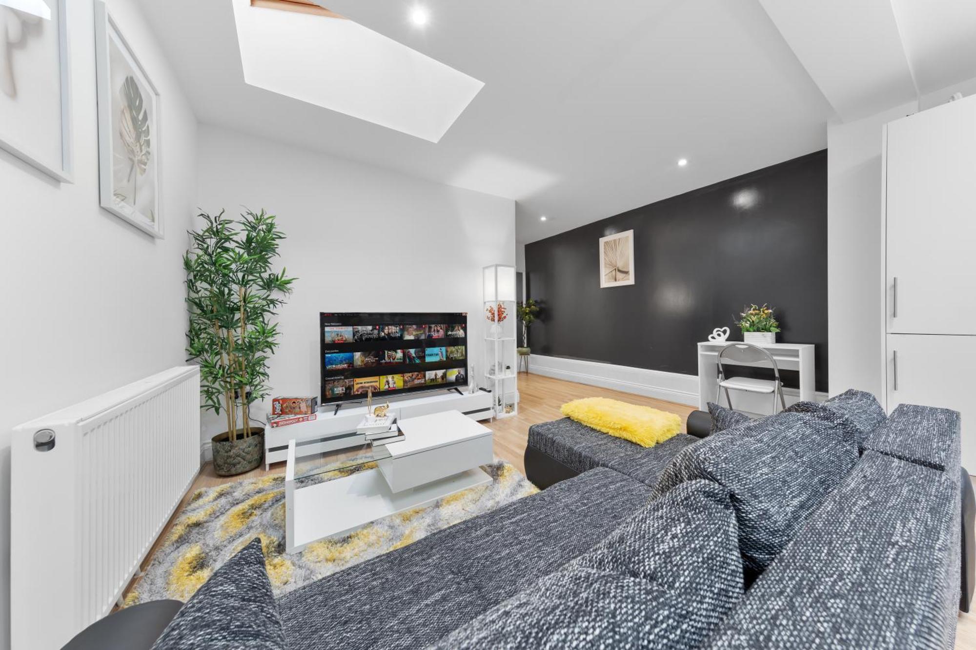 Apartment Stylish 2 Bedroom Haven In Zone 2-15 Mins To Central London- Garden & Parking Available! 5 Beds-Sleeps 6 People- Instant Book & Self Check-In! Save 20 Percent On Stays Of 7 Nights Or More !