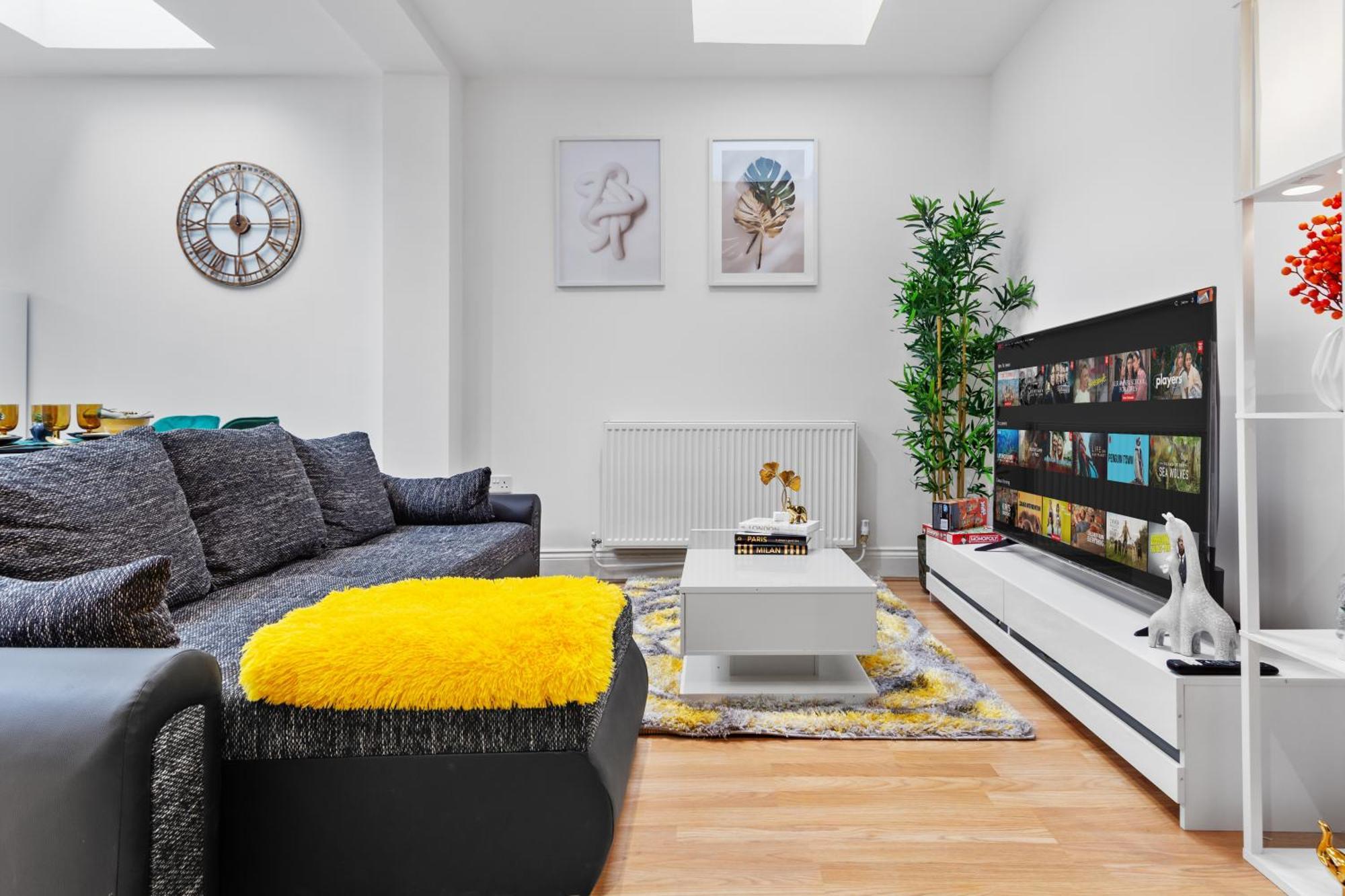 Immaculate 2-Bed London Escape- Sleeps 6- Garden & Parking - 15 Mins To Central- Save 20 Percent Weekly! Apartment *