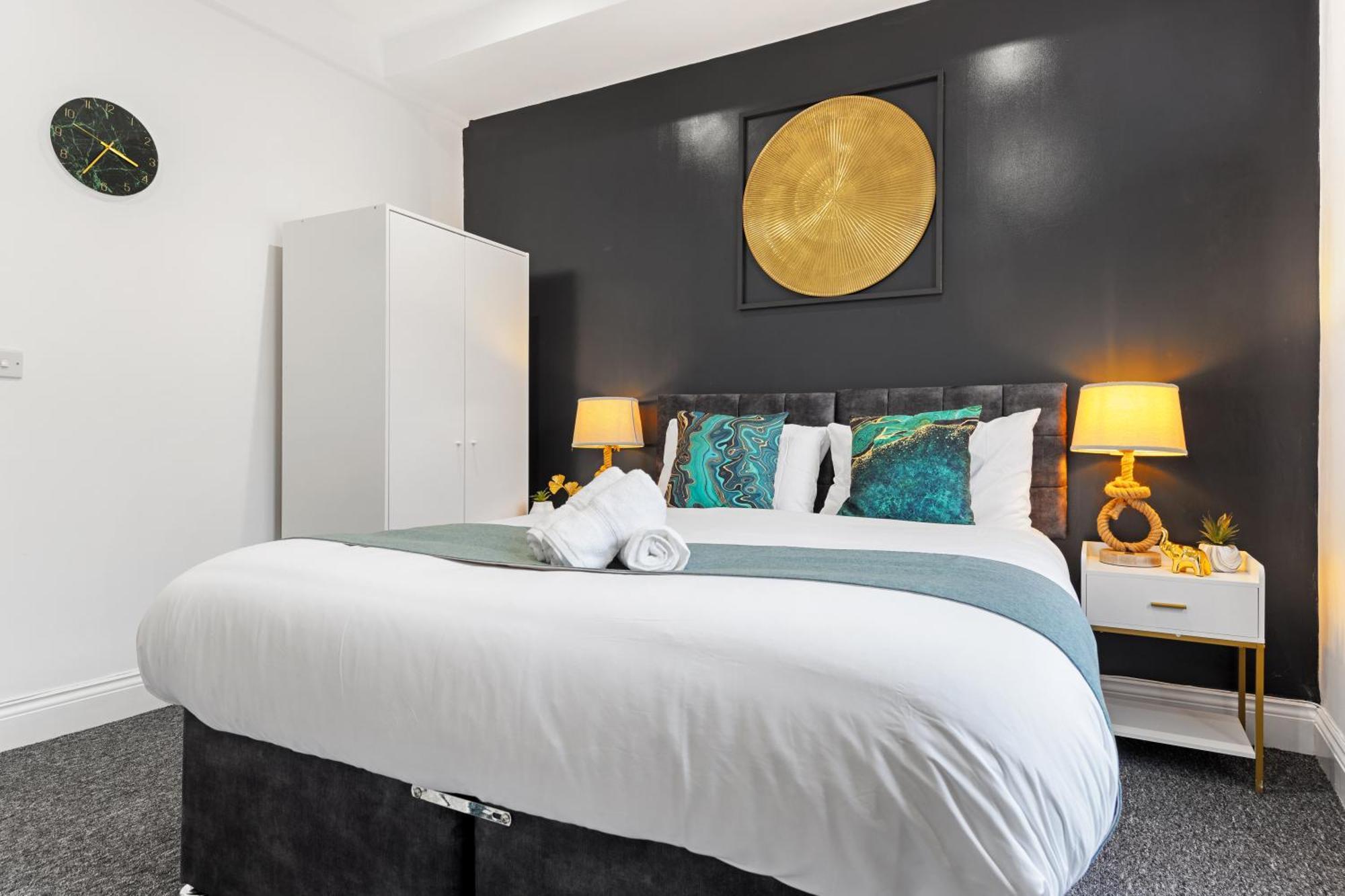 Apartment Stylish 2 Bedroom Haven In Zone 2-15 Mins To Central London- Garden & Parking Available! 5 Beds-Sleeps 6 People- Instant Book & Self Check-In! Save 20 Percent On Stays Of 7 Nights Or More ! *