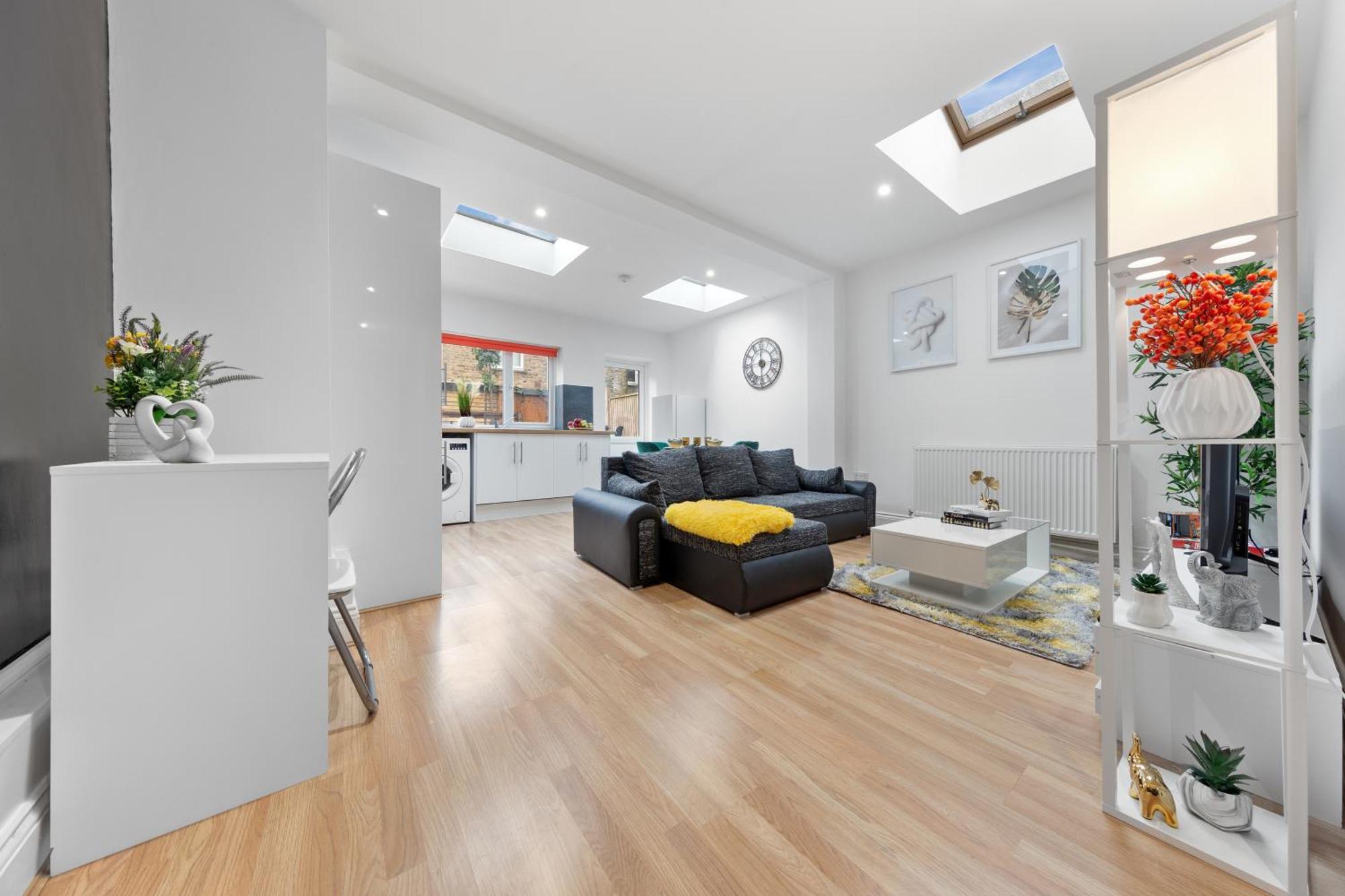 Stylish 2 Bedroom Haven In Zone 2-15 Mins To Central London- Garden & Parking Available! 5 Beds-Sleeps 6 People- Instant Book & Self Check-In! Save 20 Percent On Stays Of 7 Nights Or More ! Apartment London