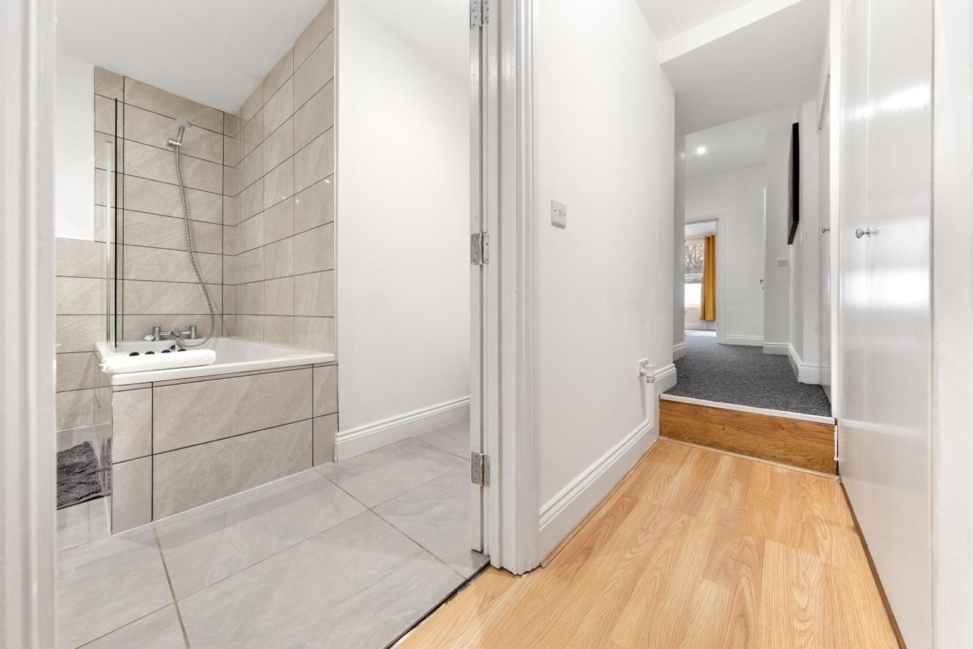 Apartment Stylish 2 Bedroom Haven In Zone 2-15 Mins To Central London- Garden & Parking Available! 5 Beds-Sleeps 6 People- Instant Book & Self Check-In! Save 20 Percent On Stays Of 7 Nights Or More ! London