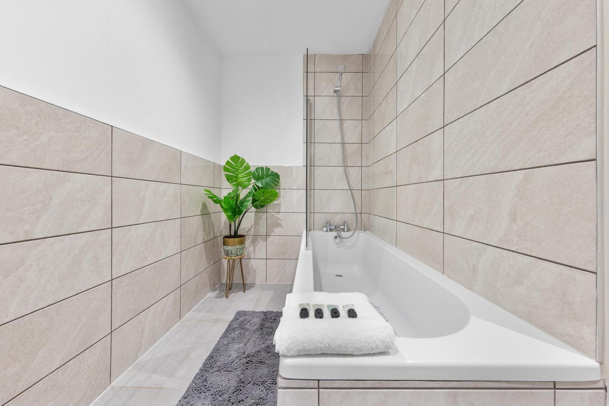 Stylish 2 Bedroom Haven In Zone 2-15 Mins To Central London- Garden & Parking Available! 5 Beds-Sleeps 6 People- Instant Book & Self Check-In! Save 20 Percent On Stays Of 7 Nights Or More ! *