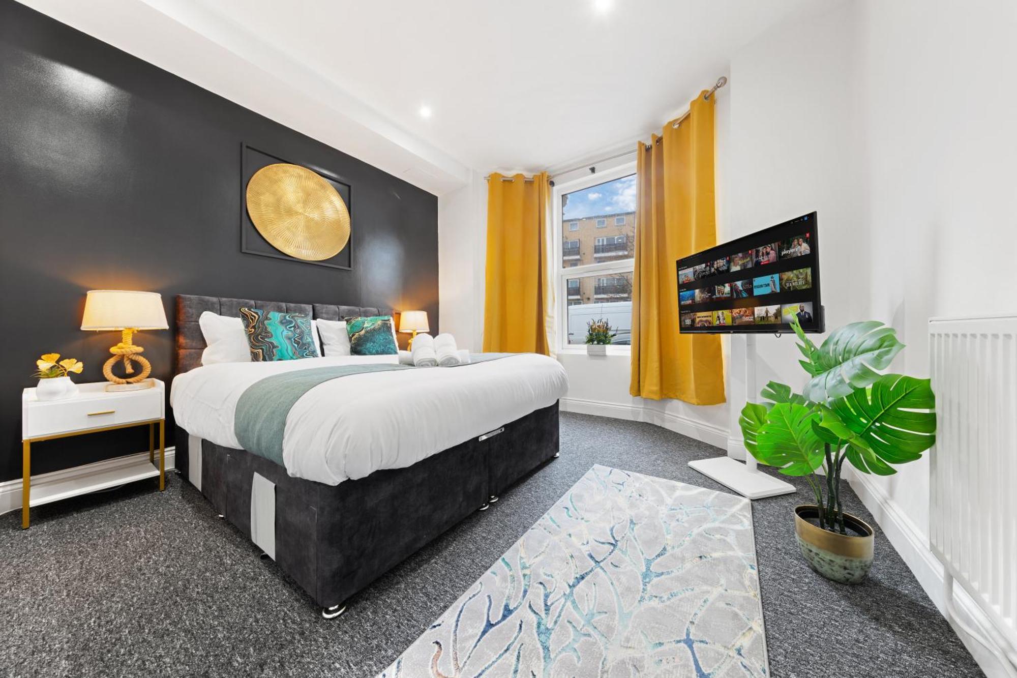 Stylish 2 Bedroom Haven In Zone 2-15 Mins To Central London- Garden & Parking Available! 5 Beds-Sleeps 6 People- Instant Book & Self Check-In! Save 20 Percent On Stays Of 7 Nights Or More ! London
