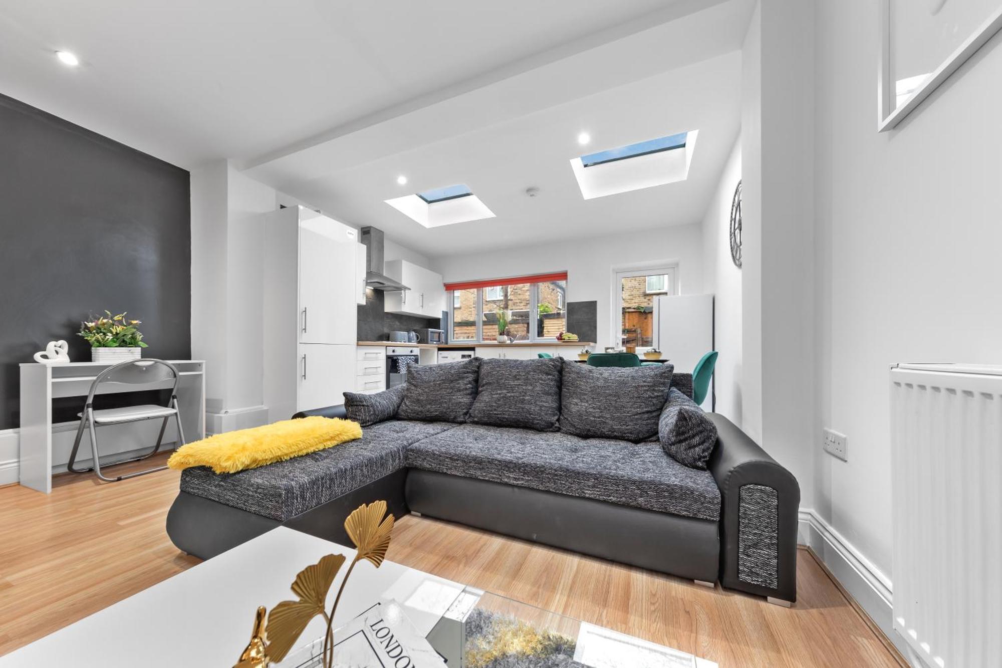 Stylish 2 Bedroom Haven In Zone 2-15 Mins To Central London- Garden & Parking Available! 5 Beds-Sleeps 6 People- Instant Book & Self Check-In! Save 20 Percent On Stays Of 7 Nights Or More ! * London