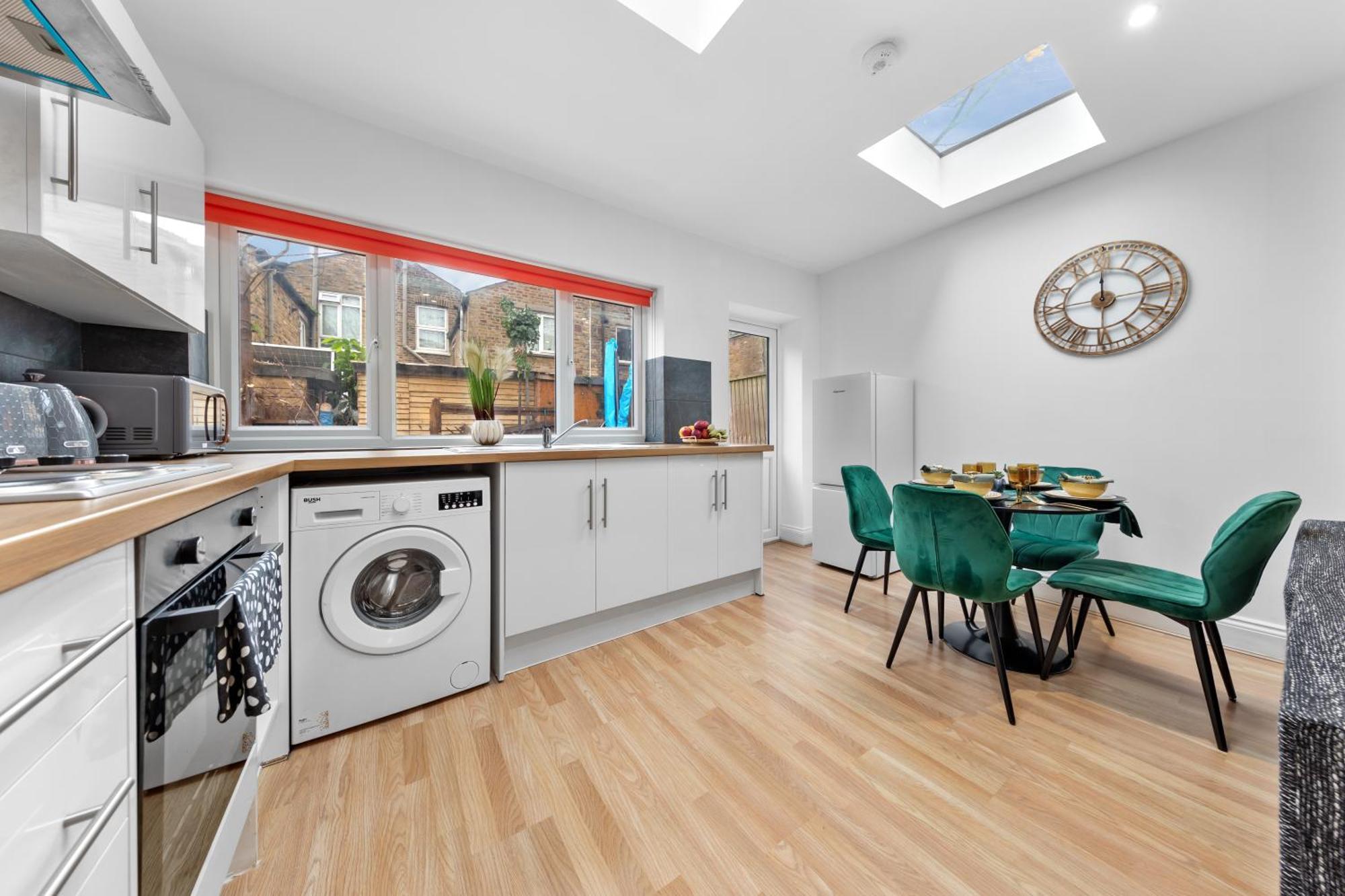 Stylish 2 Bedroom Haven In Zone 2-15 Mins To Central London- Garden & Parking Available! 5 Beds-Sleeps 6 People- Instant Book & Self Check-In! Save 20 Percent On Stays Of 7 Nights Or More !