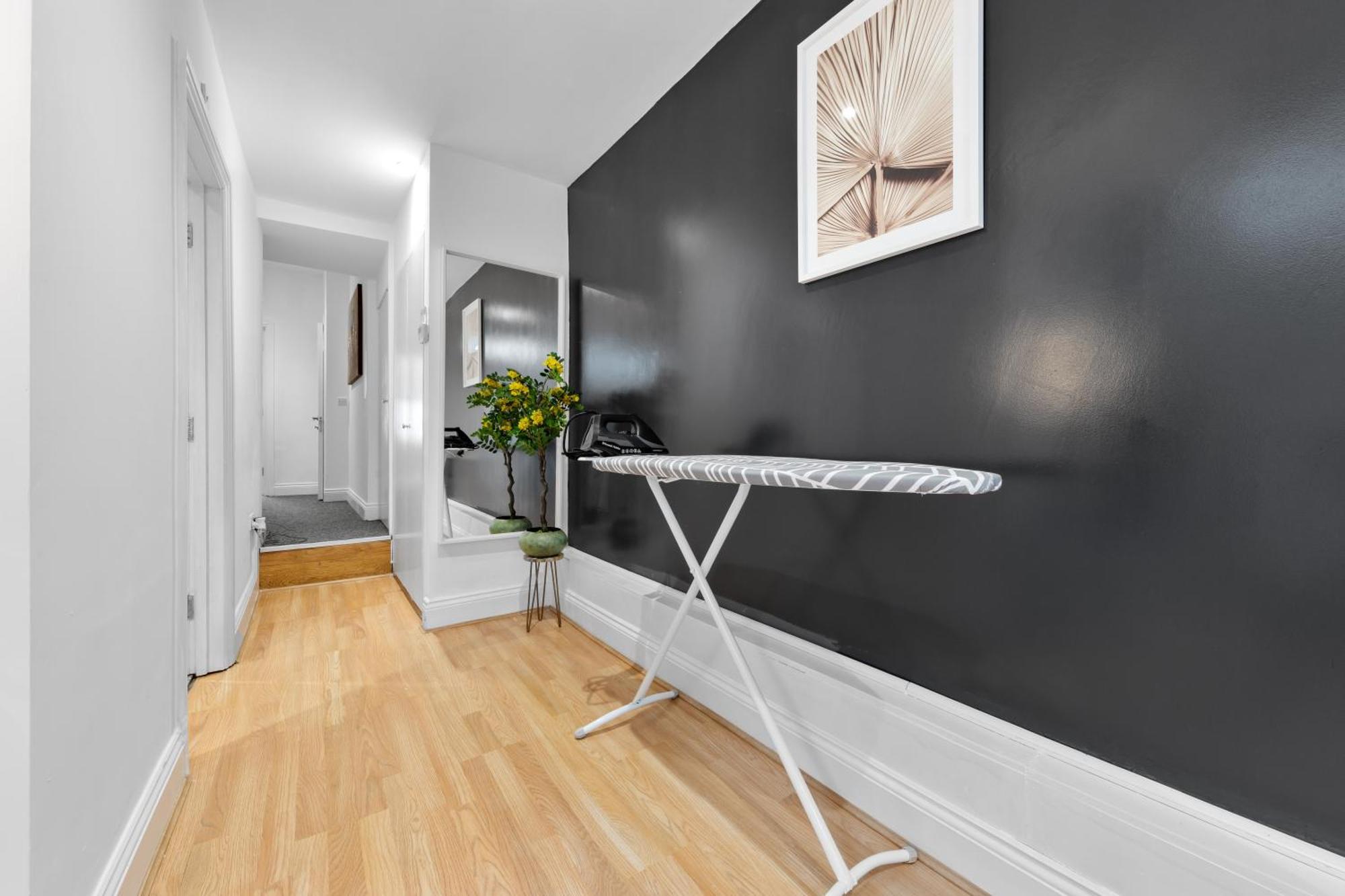 Apartment Stylish 2 Bedroom Haven In Zone 2-15 Mins To Central London- Garden & Parking Available! 5 Beds-Sleeps 6 People- Instant Book & Self Check-In! Save 20 Percent On Stays Of 7 Nights Or More ! *