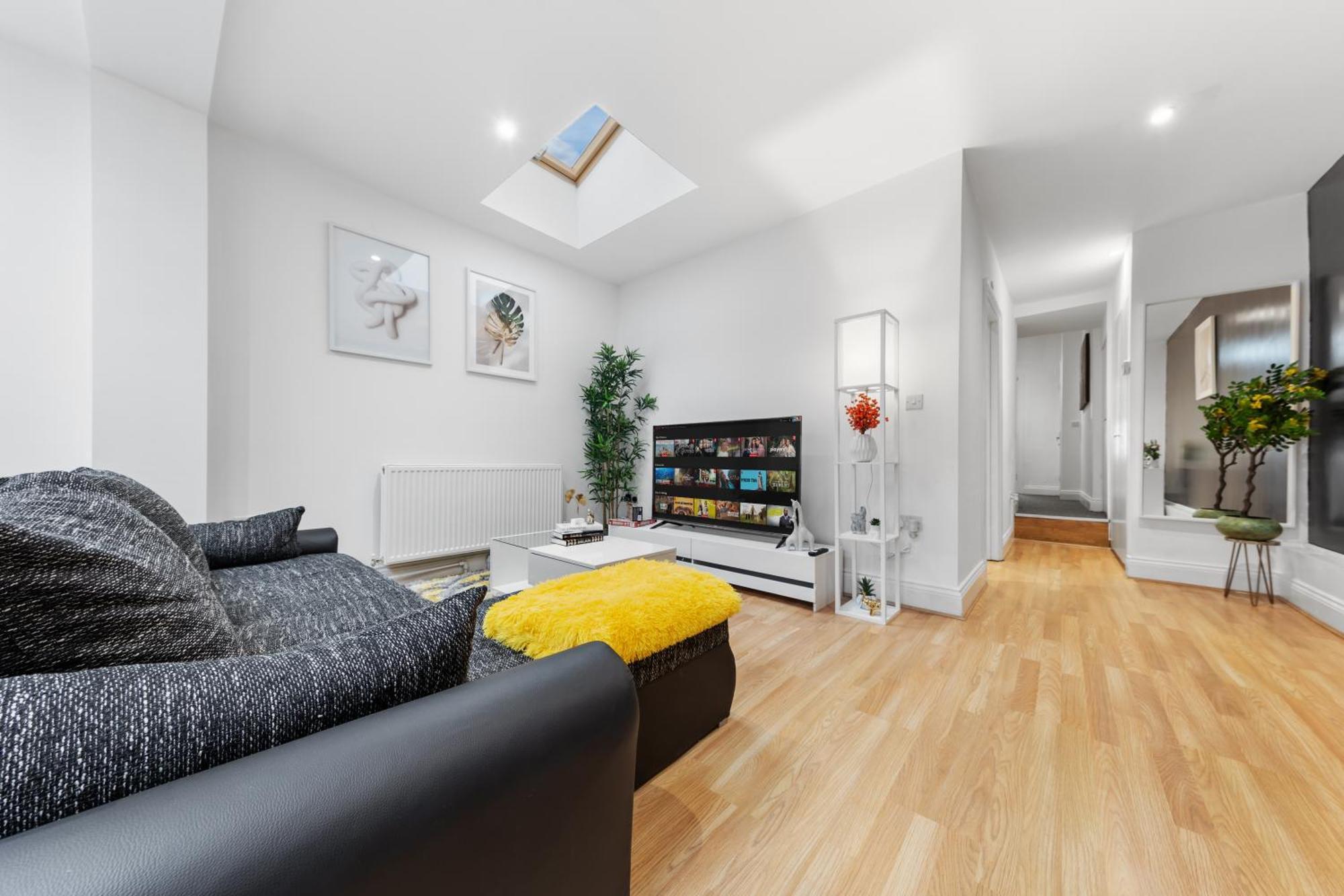 Apartment Stylish 2 Bedroom Haven In Zone 2-15 Mins To Central London- Garden & Parking Available! 5 Beds-Sleeps 6 People- Instant Book & Self Check-In! Save 20 Percent On Stays Of 7 Nights Or More ! London