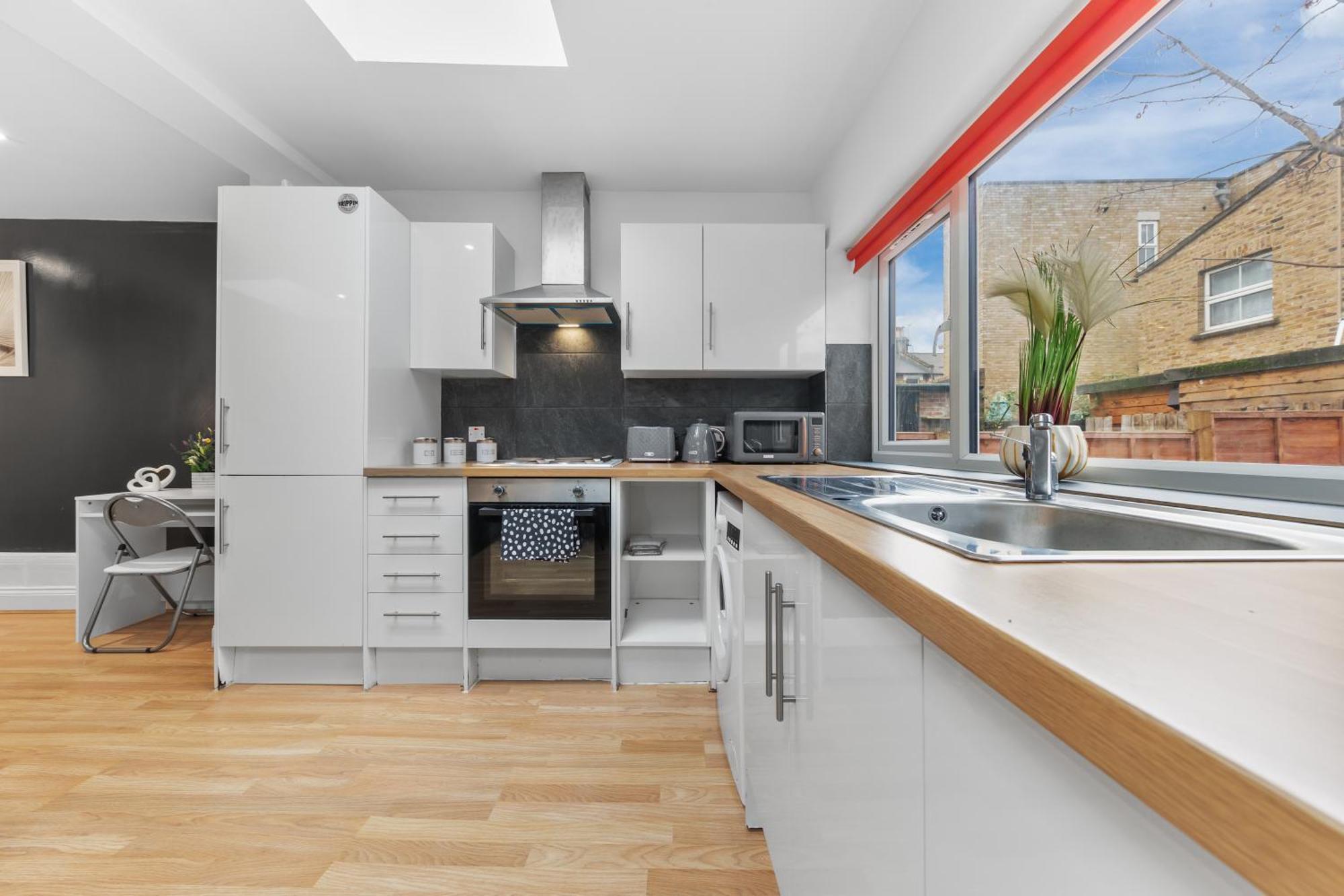 Stylish 2 Bedroom Haven In Zone 2-15 Mins To Central London- Garden & Parking Available! 5 Beds-Sleeps 6 People- Instant Book & Self Check-In! Save 20 Percent On Stays Of 7 Nights Or More ! *