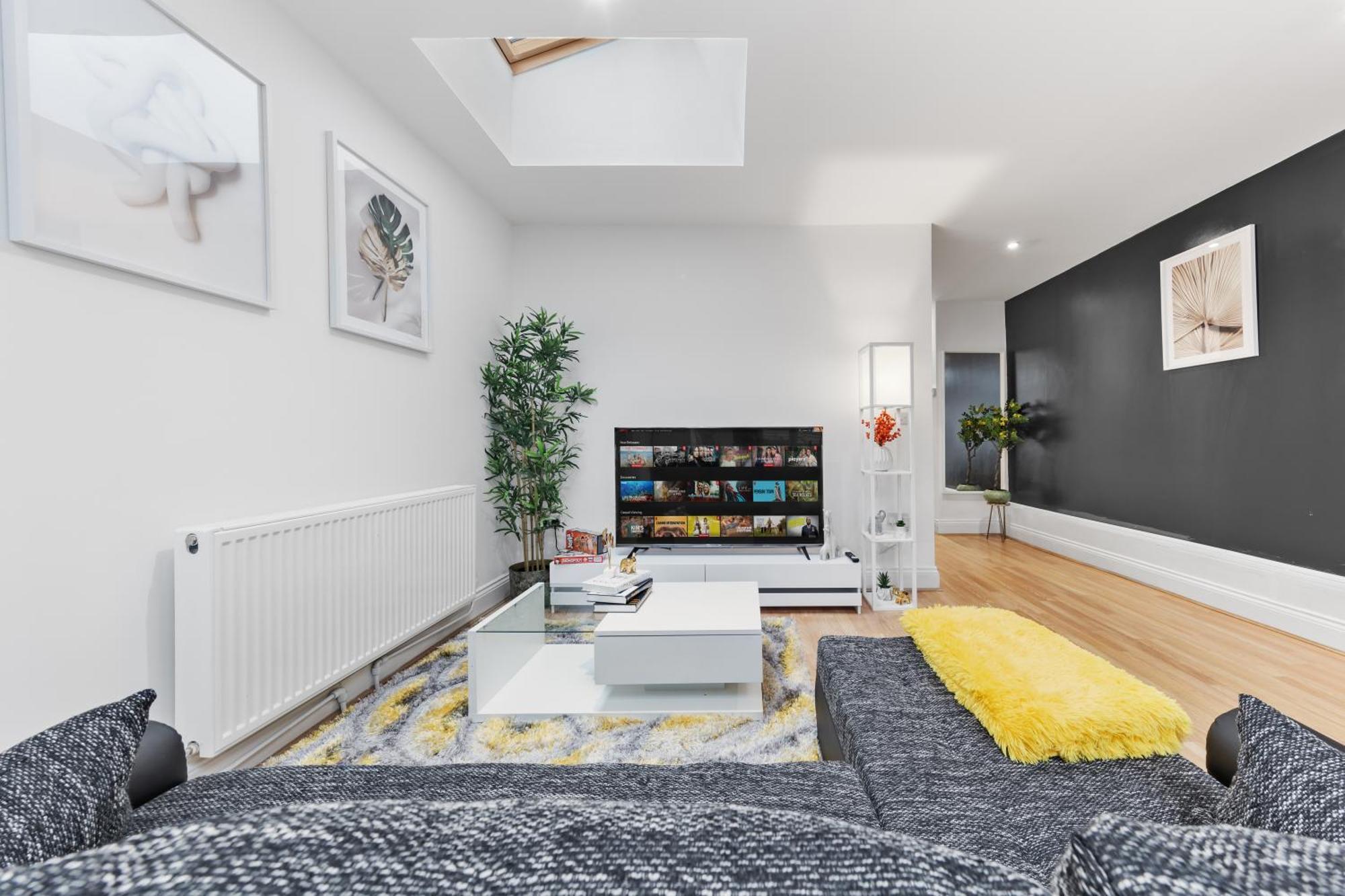 Stylish 2 Bedroom Haven In Zone 2-15 Mins To Central London- Garden & Parking Available! 5 Beds-Sleeps 6 People- Instant Book & Self Check-In! Save 20 Percent On Stays Of 7 Nights Or More ! London