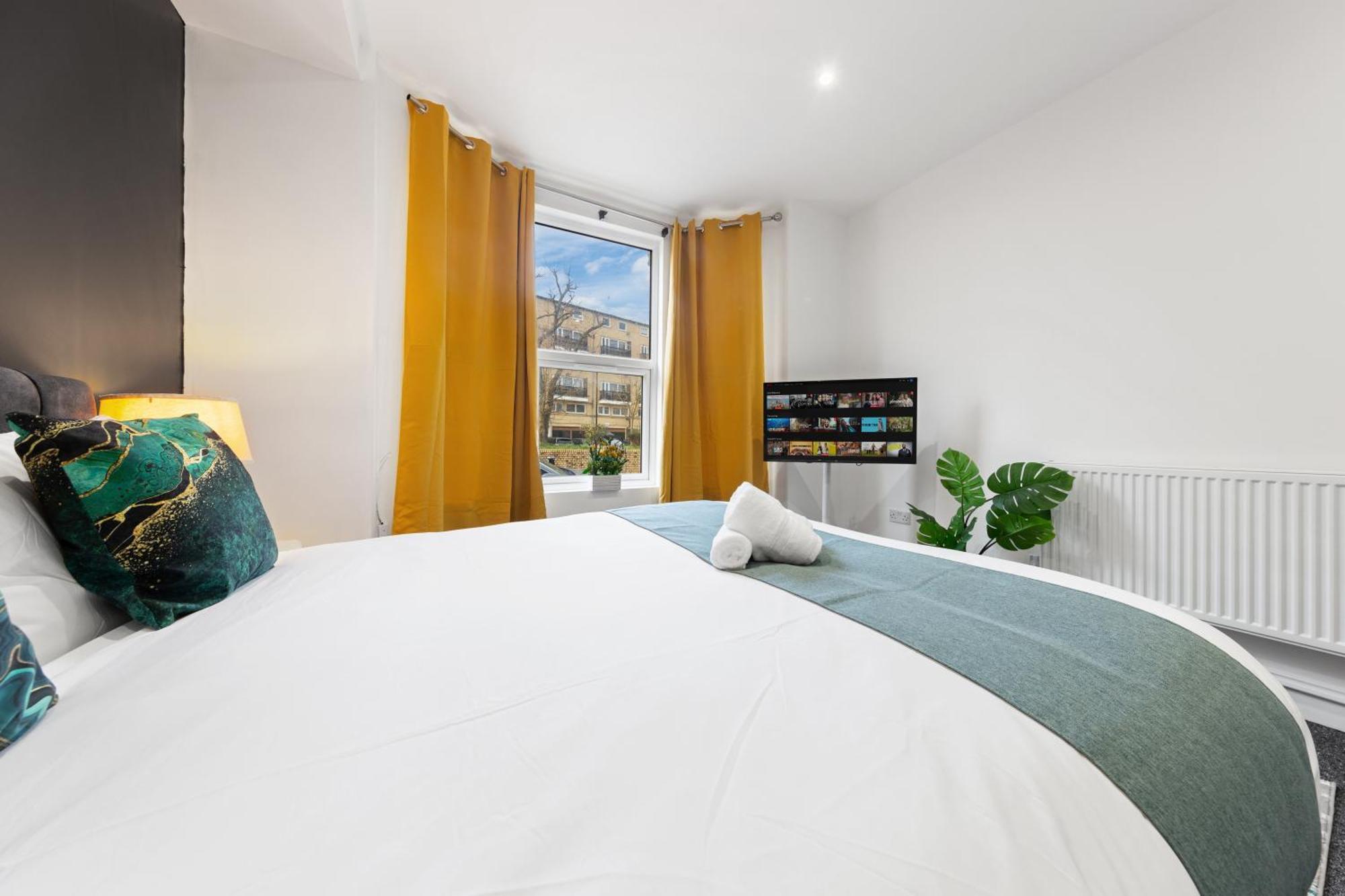 Stylish 2 Bedroom Haven In Zone 2-15 Mins To Central London- Garden & Parking Available! 5 Beds-Sleeps 6 People- Instant Book & Self Check-In! Save 20 Percent On Stays Of 7 Nights Or More !