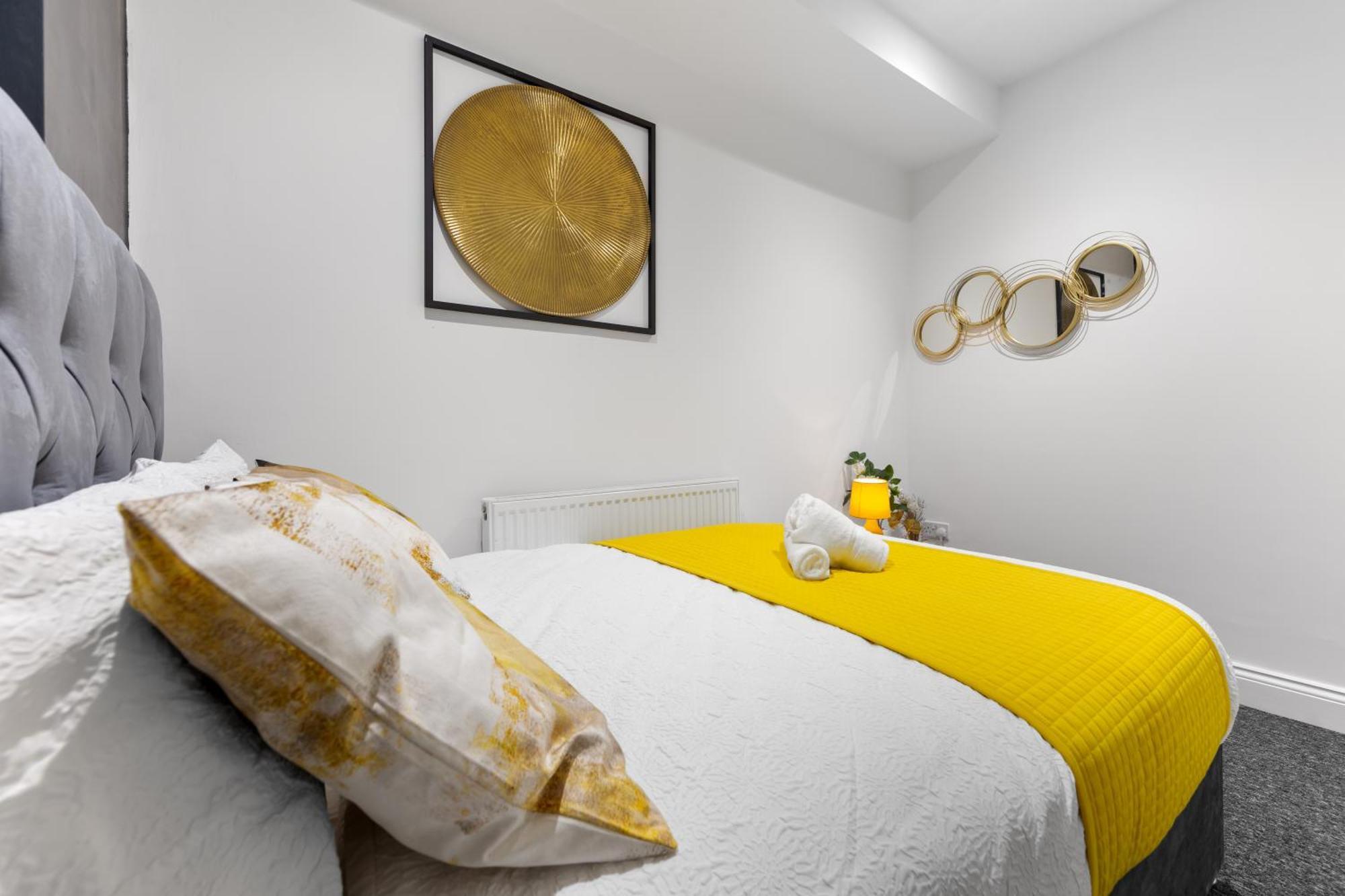 Stylish 2 Bedroom Haven In Zone 2-15 Mins To Central London- Garden & Parking Available! 5 Beds-Sleeps 6 People- Instant Book & Self Check-In! Save 20 Percent On Stays Of 7 Nights Or More ! Apartment
