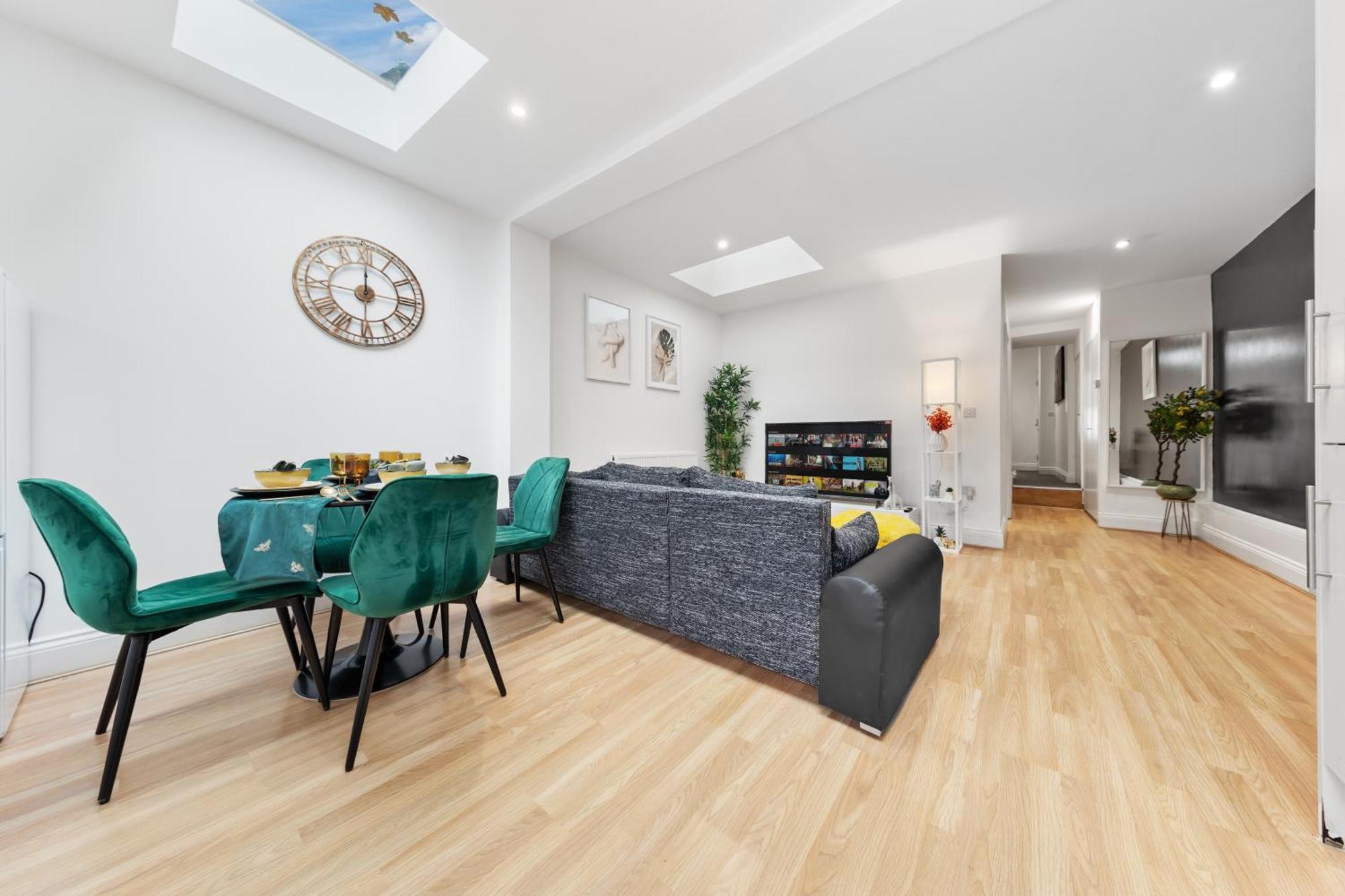 Apartment Stylish 2 Bedroom Haven In Zone 2-15 Mins To Central London- Garden & Parking Available! 5 Beds-Sleeps 6 People- Instant Book & Self Check-In! Save 20 Percent On Stays Of 7 Nights Or More ! *