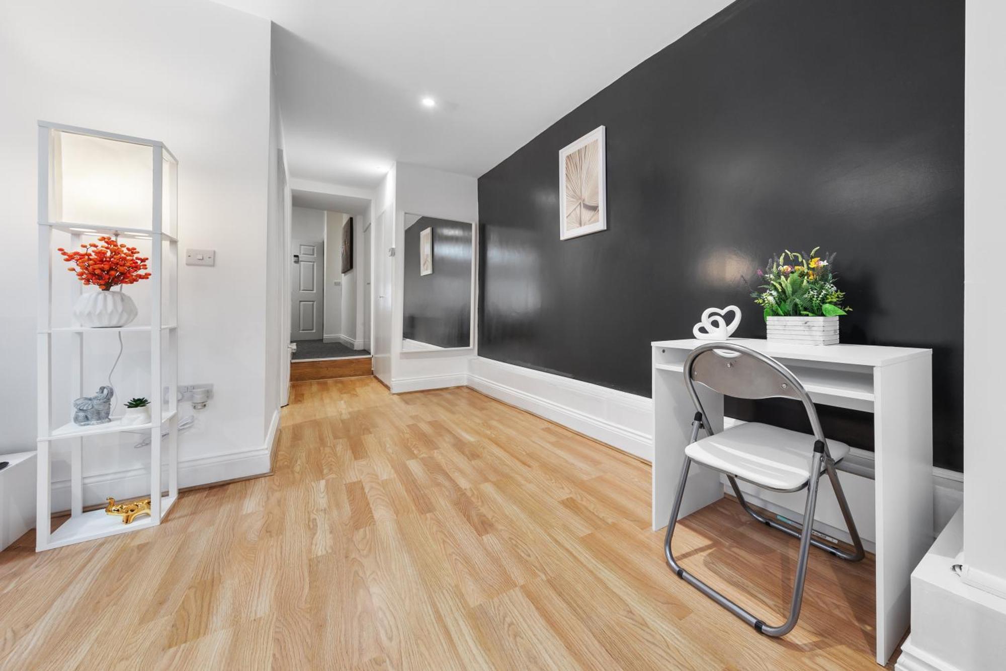 Stylish 2 Bedroom Haven In Zone 2-15 Mins To Central London- Garden & Parking Available! 5 Beds-Sleeps 6 People- Instant Book & Self Check-In! Save 20 Percent On Stays Of 7 Nights Or More ! Apartment London