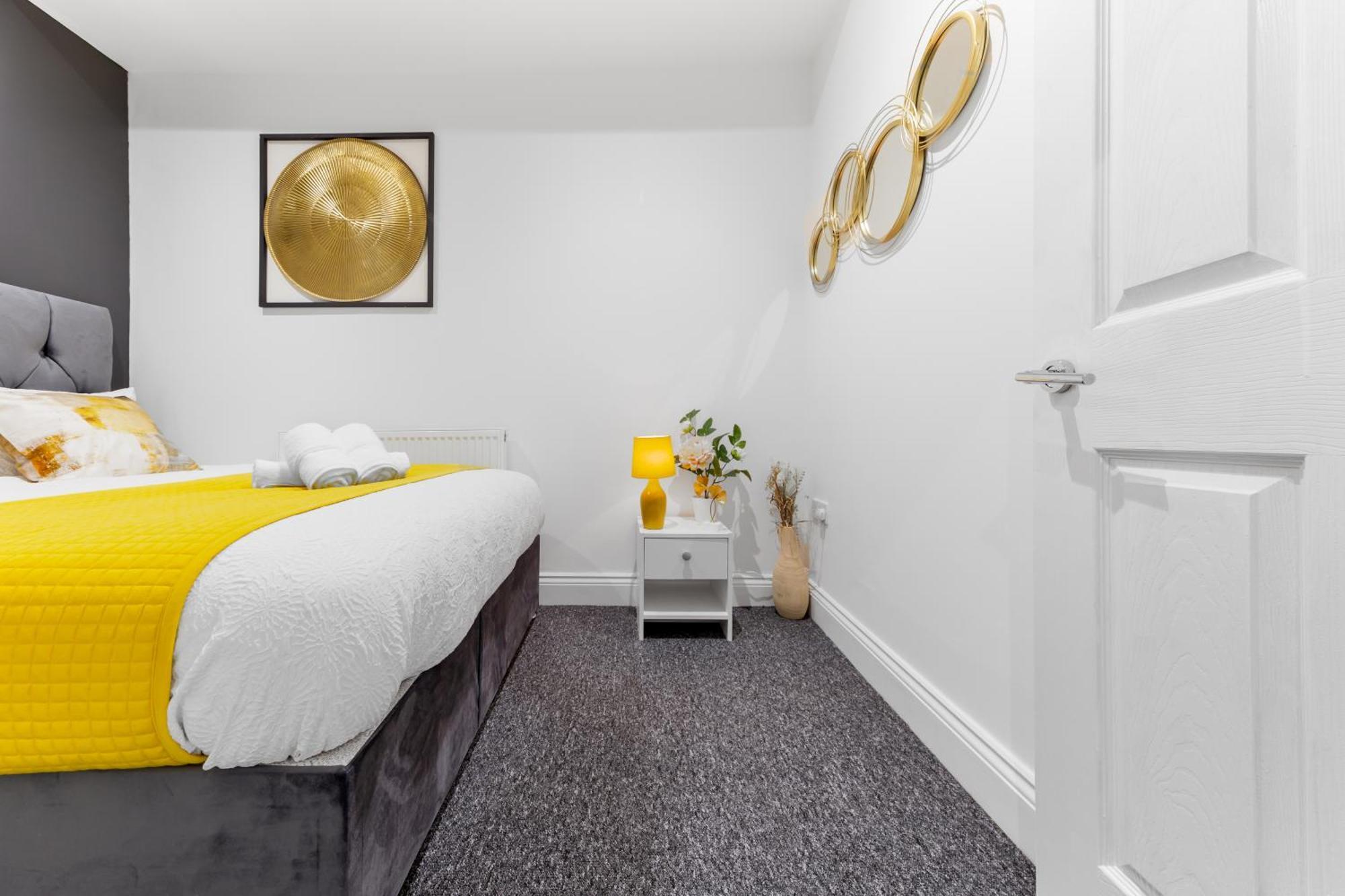 Apartment Stylish 2 Bedroom Haven In Zone 2-15 Mins To Central London- Garden & Parking Available! 5 Beds-Sleeps 6 People- Instant Book & Self Check-In! Save 20 Percent On Stays Of 7 Nights Or More ! London