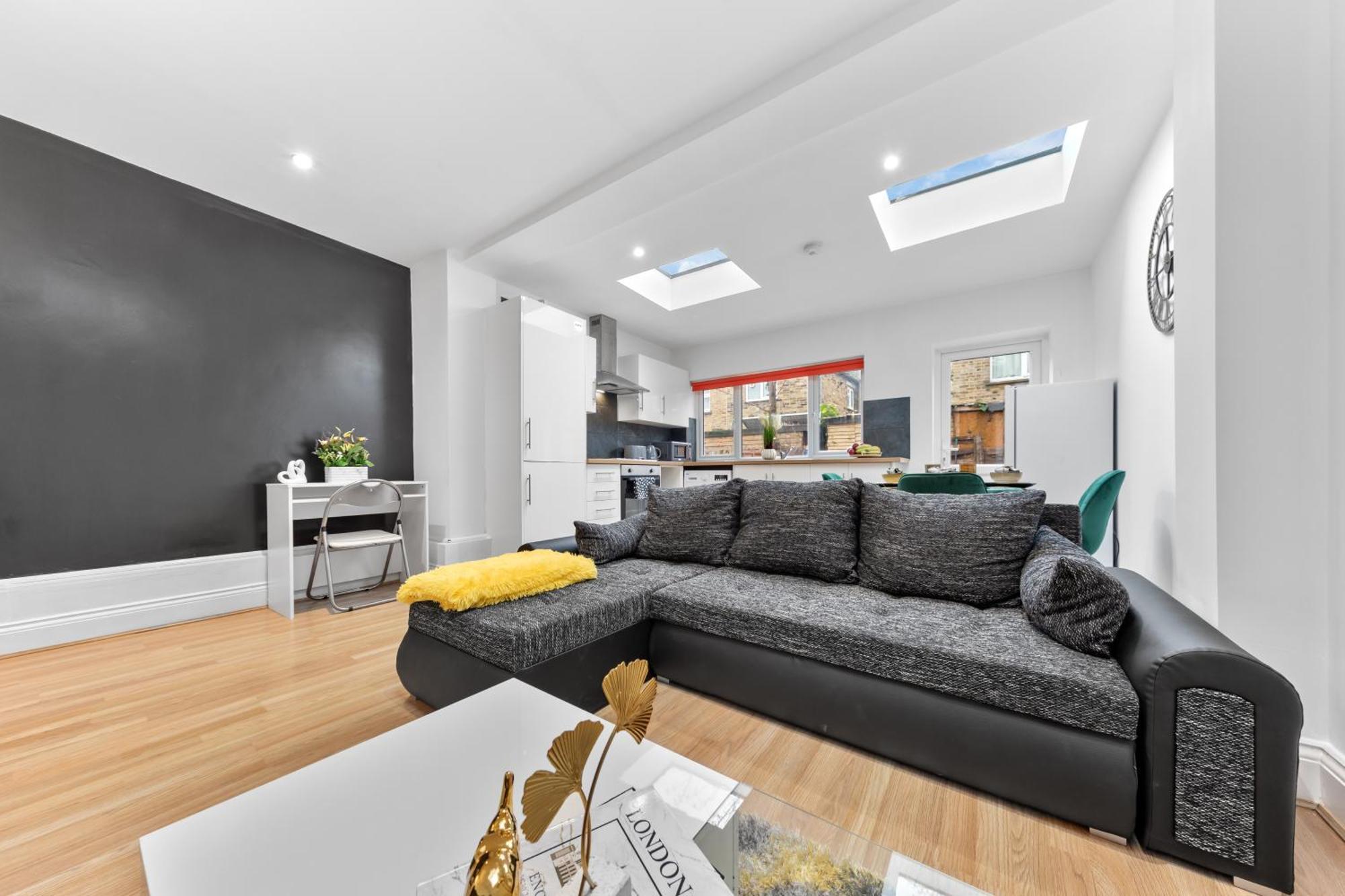 Stylish 2 Bedroom Haven In Zone 2-15 Mins To Central London- Garden & Parking Available! 5 Beds-Sleeps 6 People- Instant Book & Self Check-In! Save 20 Percent On Stays Of 7 Nights Or More ! *