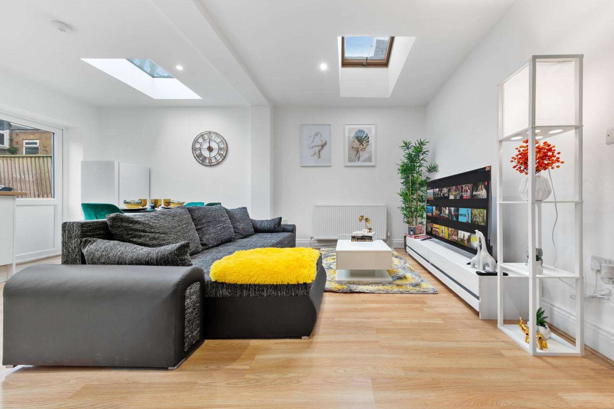 Stylish 2 Bedroom Haven In Zone 2-15 Mins To Central London- Garden & Parking Available! 5 Beds-Sleeps 6 People- Instant Book & Self Check-In! Save 20 Percent On Stays Of 7 Nights Or More ! London
