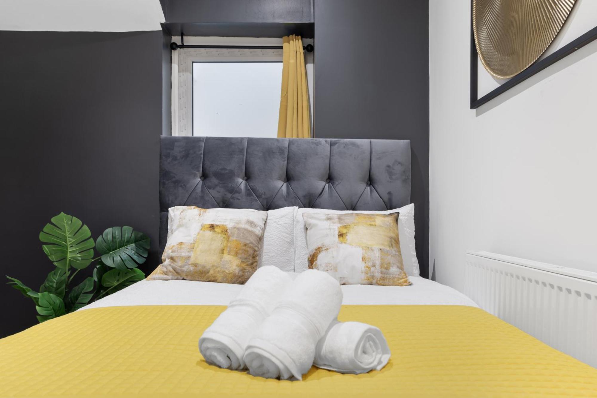 Stylish 2 Bedroom Haven In Zone 2-15 Mins To Central London- Garden & Parking Available! 5 Beds-Sleeps 6 People- Instant Book & Self Check-In! Save 20 Percent On Stays Of 7 Nights Or More ! * London