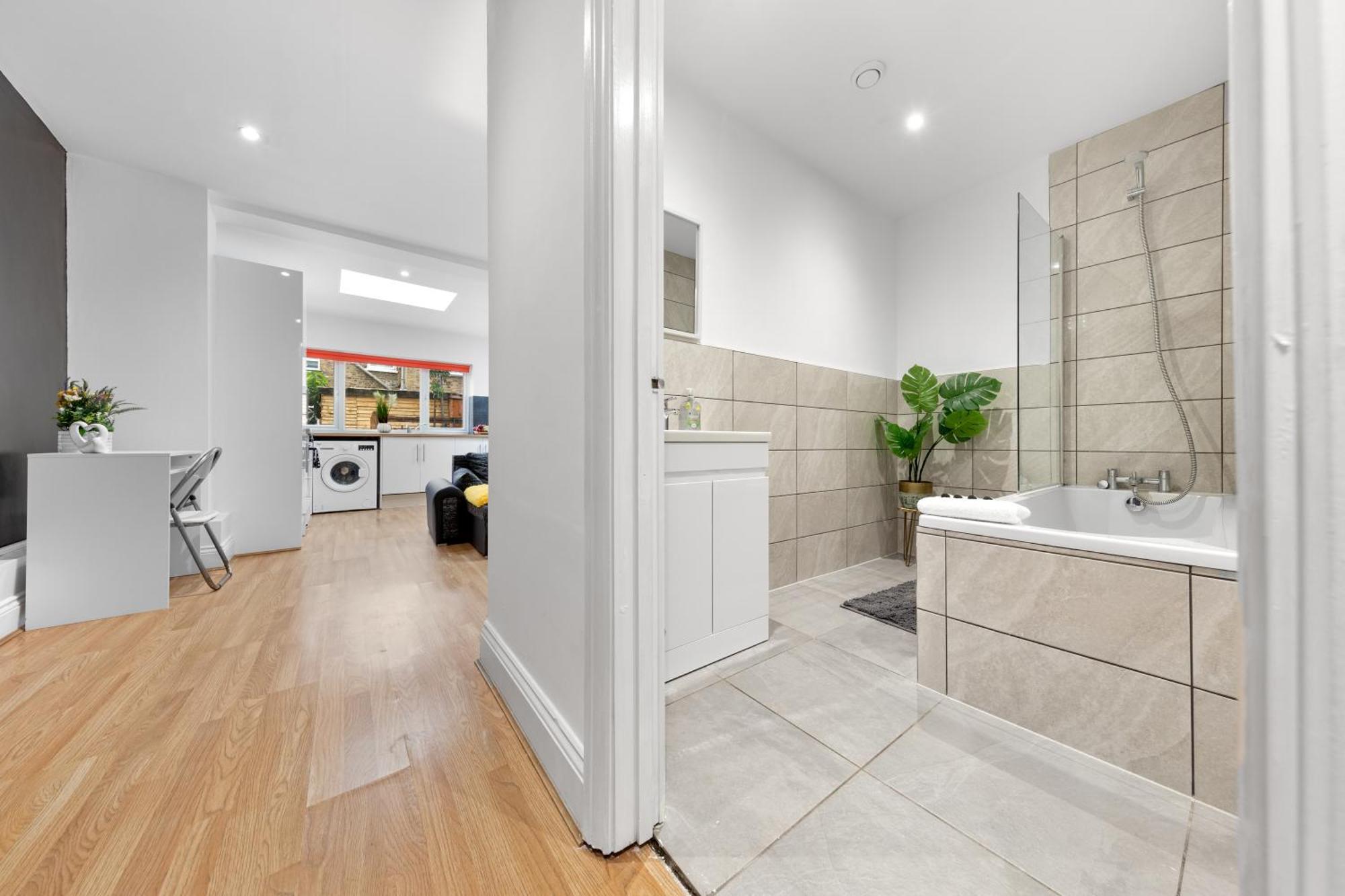 Stylish 2 Bedroom Haven In Zone 2-15 Mins To Central London- Garden & Parking Available! 5 Beds-Sleeps 6 People- Instant Book & Self Check-In! Save 20 Percent On Stays Of 7 Nights Or More ! Apartment