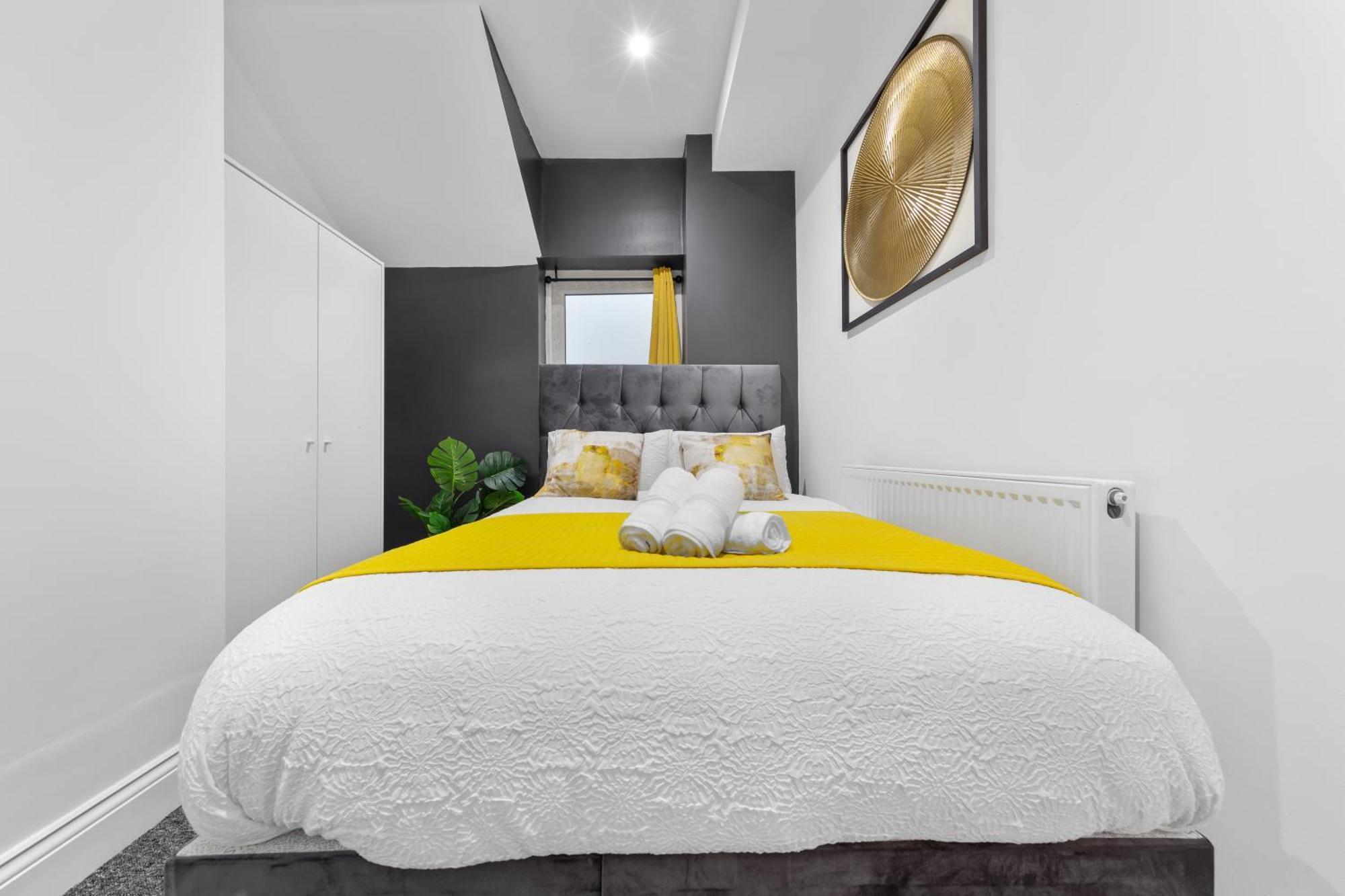 Apartment Stylish 2 Bedroom Haven In Zone 2-15 Mins To Central London- Garden & Parking Available! 5 Beds-Sleeps 6 People- Instant Book & Self Check-In! Save 20 Percent On Stays Of 7 Nights Or More !