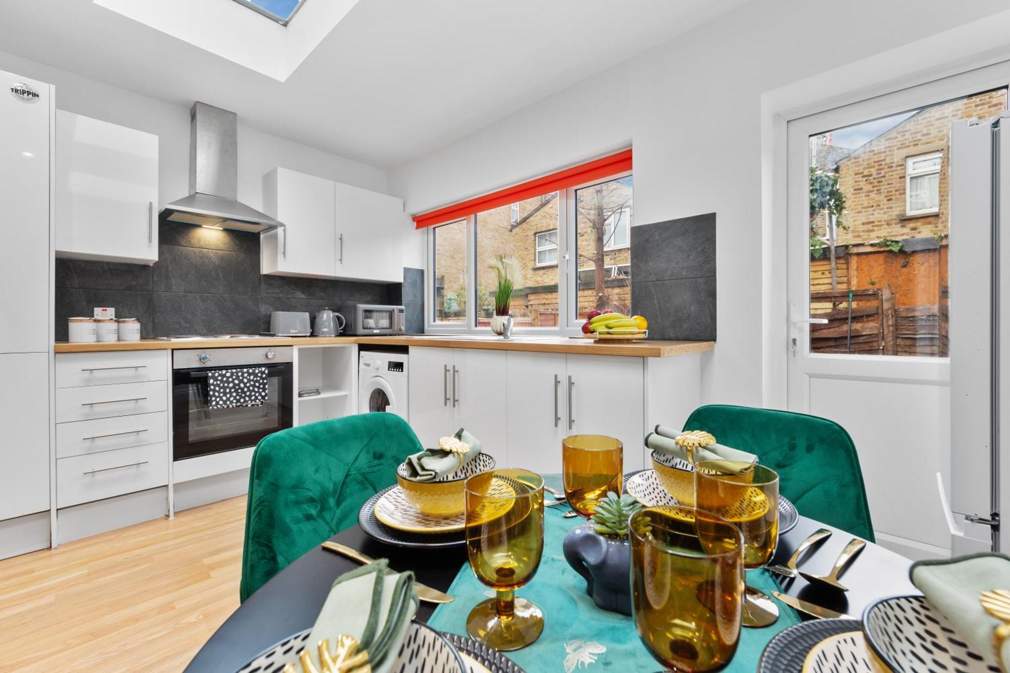 Apartment Stylish 2 Bedroom Haven In Zone 2-15 Mins To Central London- Garden & Parking Available! 5 Beds-Sleeps 6 People- Instant Book & Self Check-In! Save 20 Percent On Stays Of 7 Nights Or More ! *