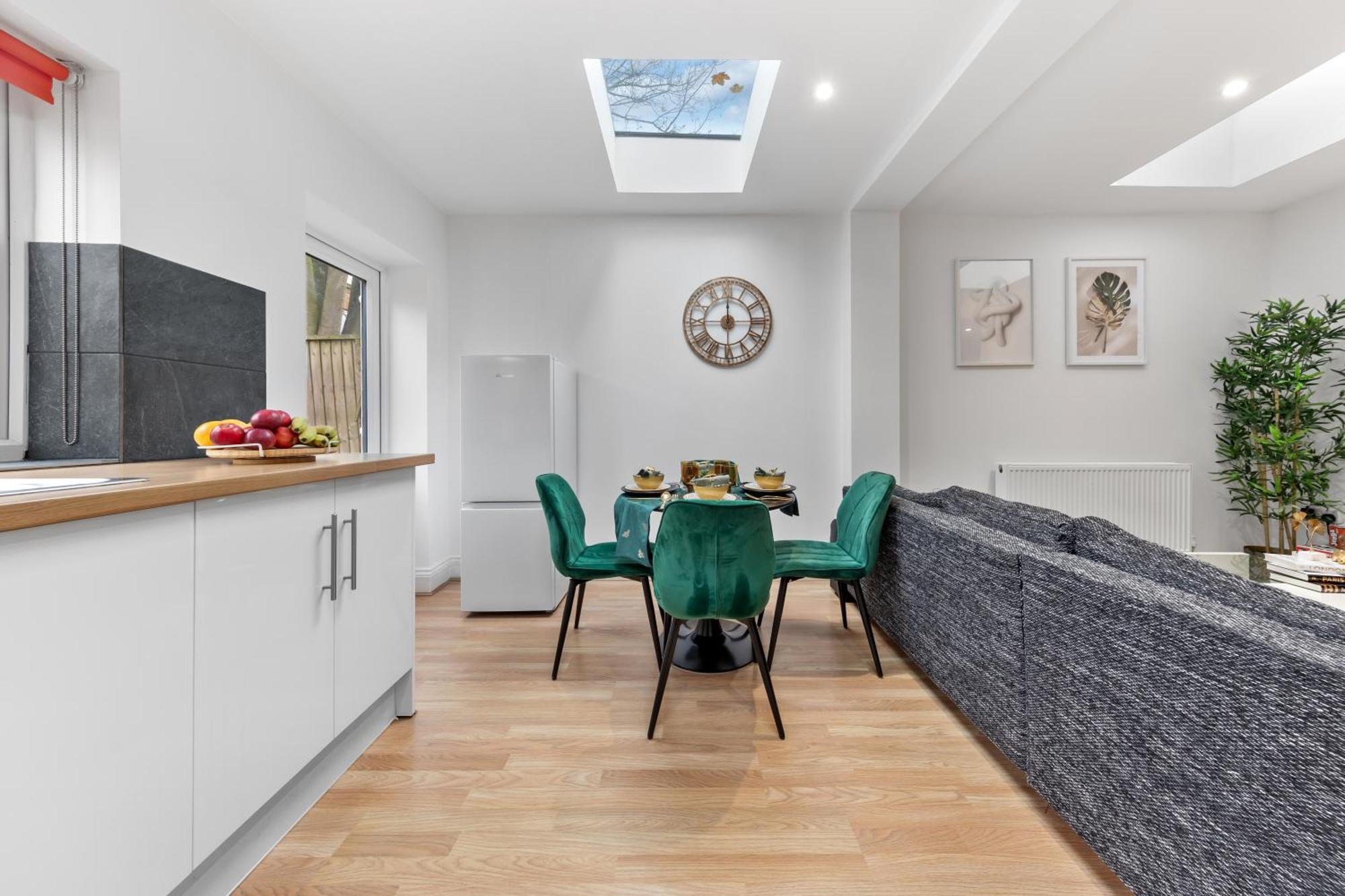 Stylish 2 Bedroom Haven In Zone 2-15 Mins To Central London- Garden & Parking Available! 5 Beds-Sleeps 6 People- Instant Book & Self Check-In! Save 20 Percent On Stays Of 7 Nights Or More ! Apartment London