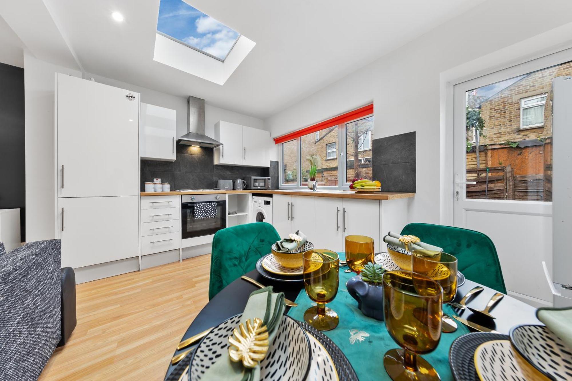 Apartment Stylish 2 Bedroom Haven In Zone 2-15 Mins To Central London- Garden & Parking Available! 5 Beds-Sleeps 6 People- Instant Book & Self Check-In! Save 20 Percent On Stays Of 7 Nights Or More ! London