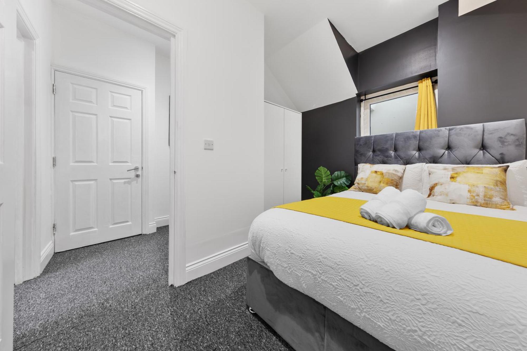 Immaculate 2-Bed London Escape- Sleeps 6- Garden & Parking - 15 Mins To Central- Save 20 Percent Weekly! London