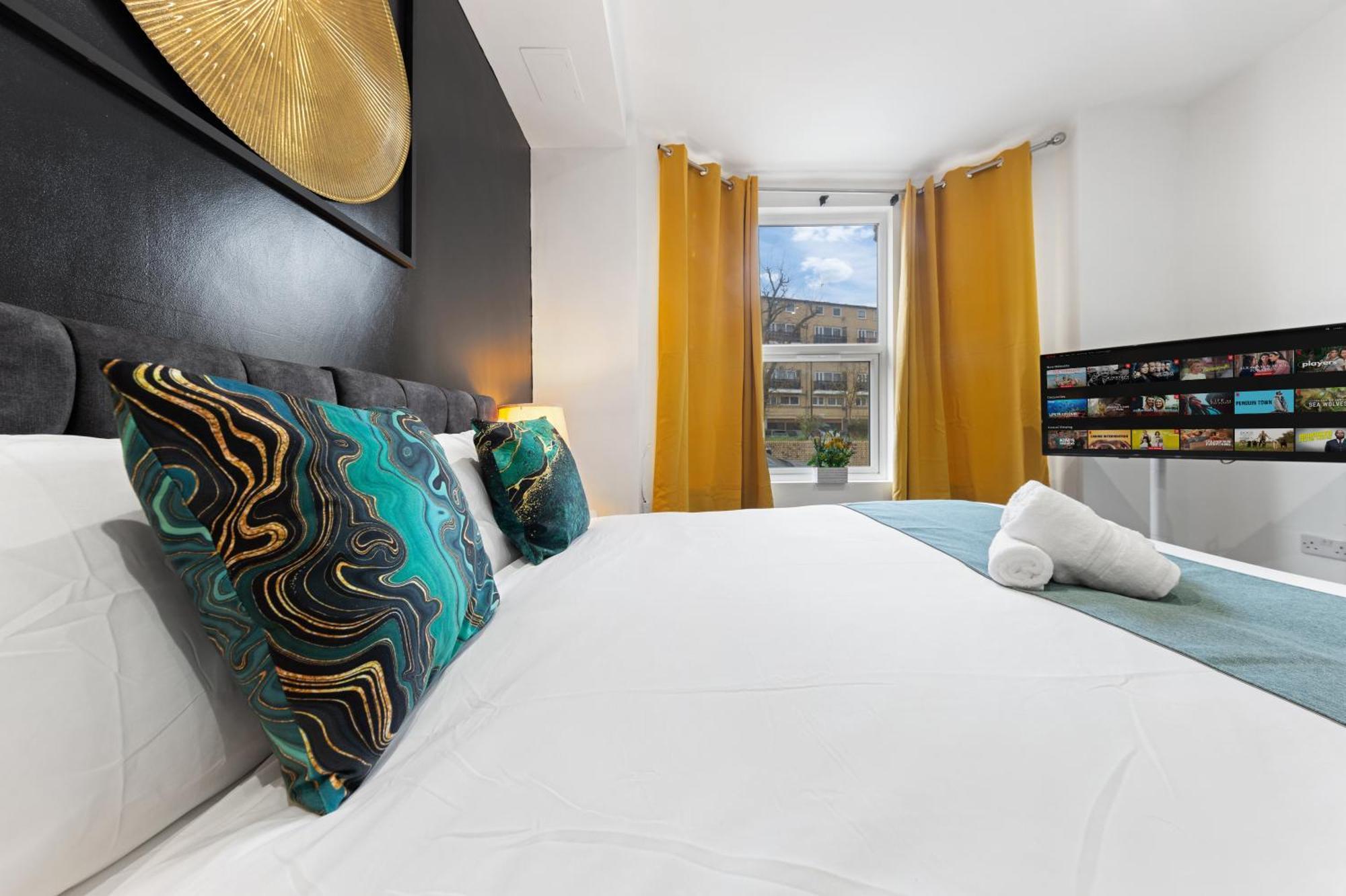 Stylish 2 Bedroom Haven In Zone 2-15 Mins To Central London- Garden & Parking Available! 5 Beds-Sleeps 6 People- Instant Book & Self Check-In! Save 20 Percent On Stays Of 7 Nights Or More ! Apartment