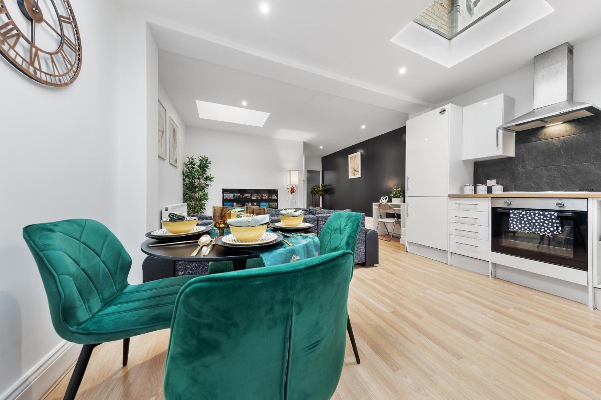 Apartment Stylish 2 Bedroom Haven In Zone 2-15 Mins To Central London- Garden & Parking Available! 5 Beds-Sleeps 6 People- Instant Book & Self Check-In! Save 20 Percent On Stays Of 7 Nights Or More !