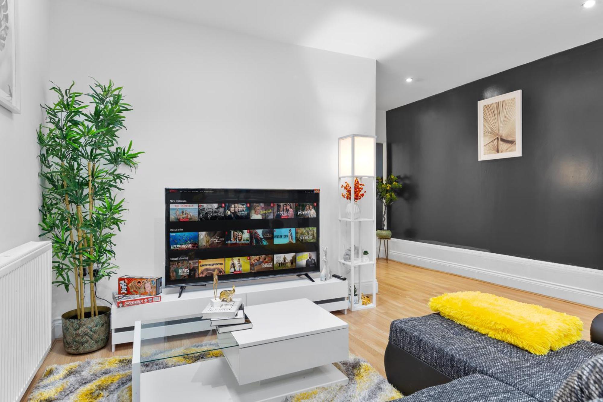 Stylish 2 Bedroom Haven In Zone 2-15 Mins To Central London- Garden & Parking Available! 5 Beds-Sleeps 6 People- Instant Book & Self Check-In! Save 20 Percent On Stays Of 7 Nights Or More ! Apartment *