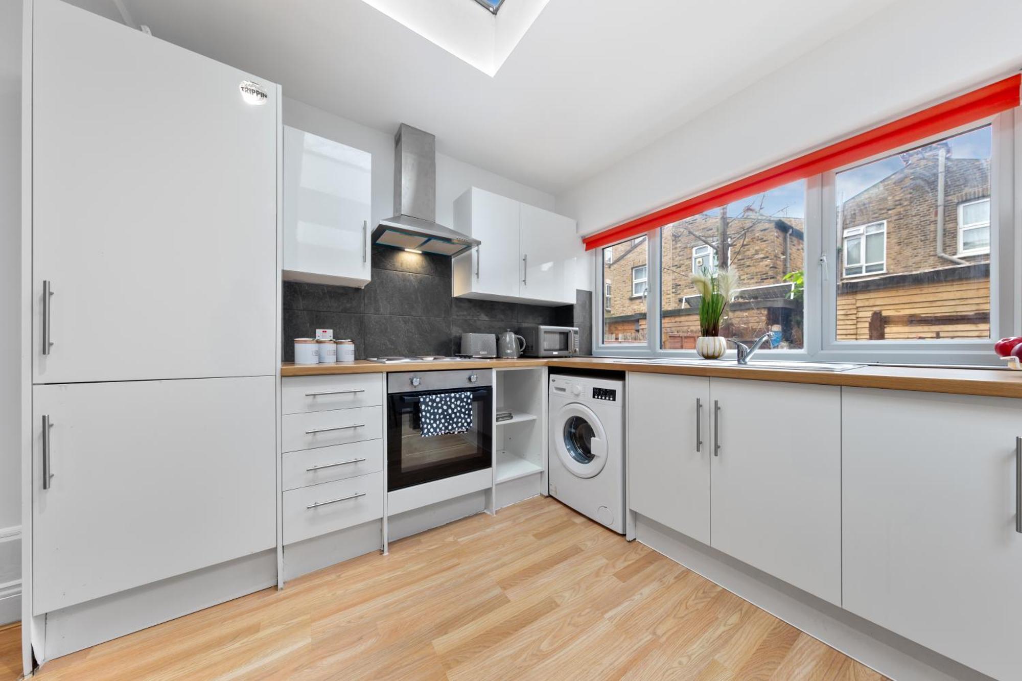 Stylish 2 Bedroom Haven In Zone 2-15 Mins To Central London- Garden & Parking Available! 5 Beds-Sleeps 6 People- Instant Book & Self Check-In! Save 20 Percent On Stays Of 7 Nights Or More ! Apartment London
