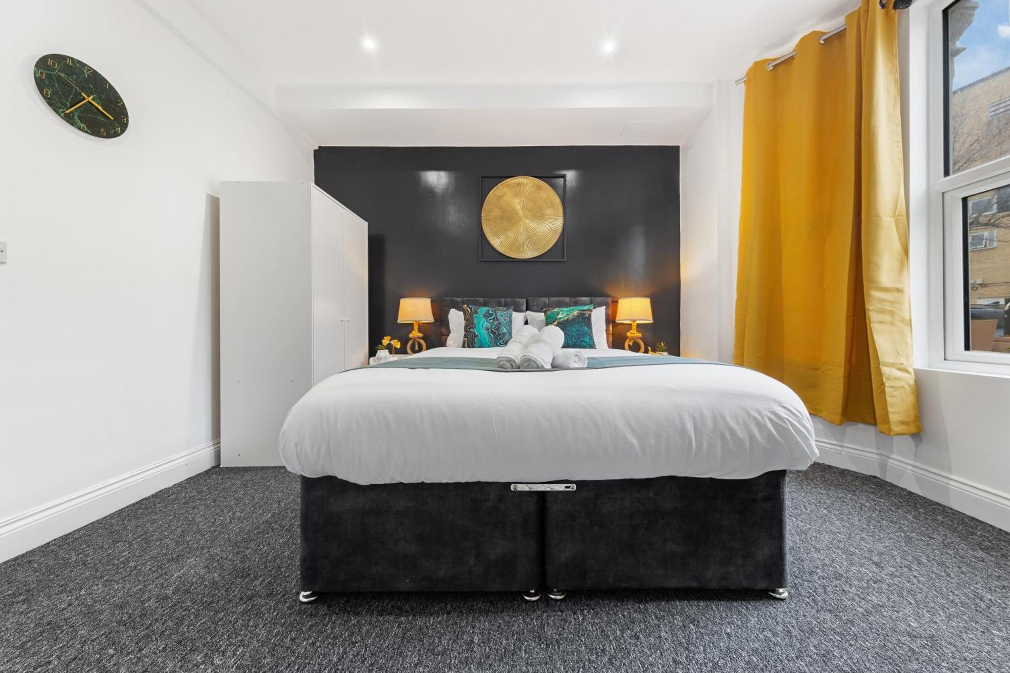 Stylish 2 Bedroom Haven In Zone 2-15 Mins To Central London- Garden & Parking Available! 5 Beds-Sleeps 6 People- Instant Book & Self Check-In! Save 20 Percent On Stays Of 7 Nights Or More ! *