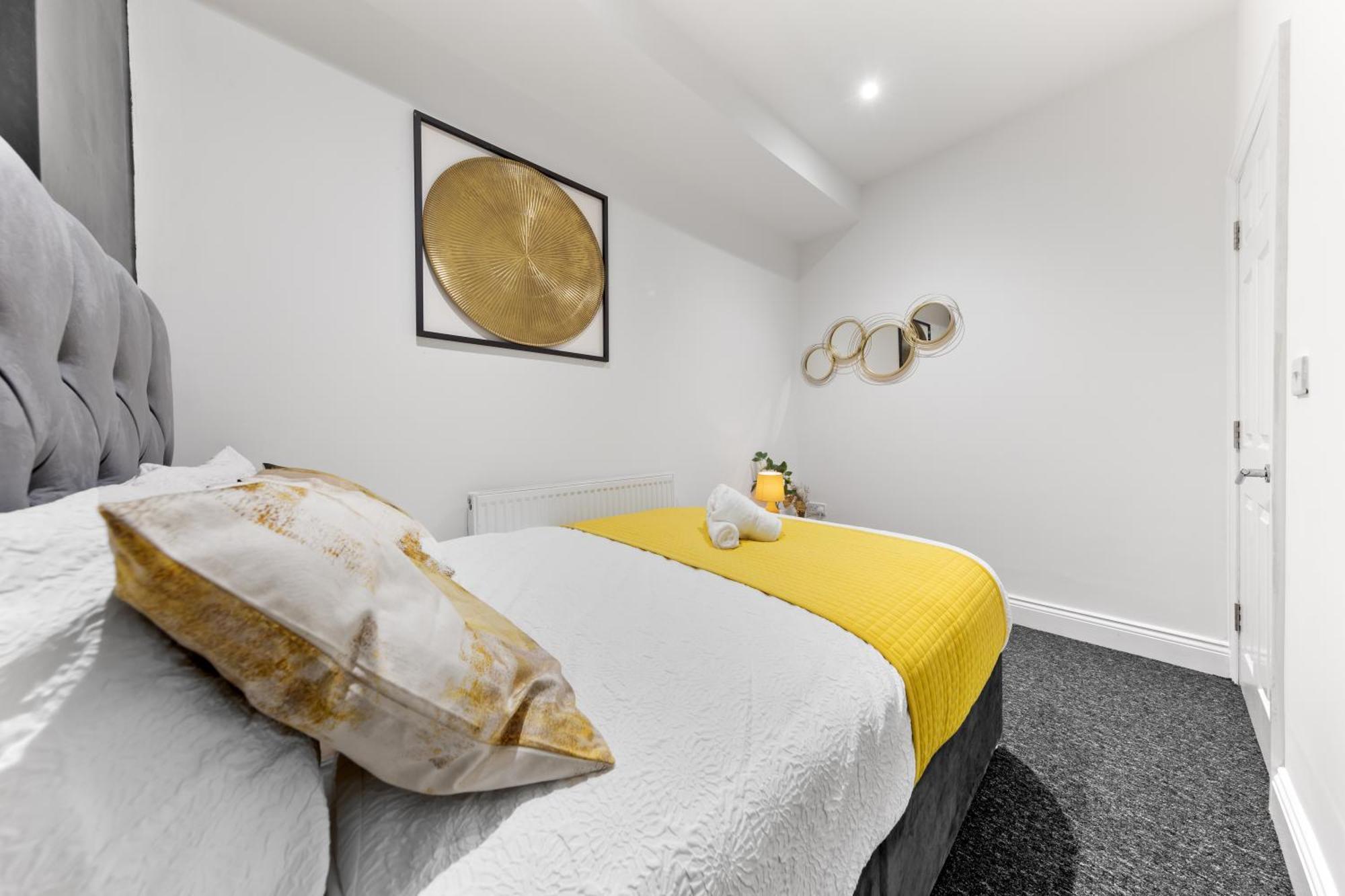 Stylish 2 Bedroom Haven In Zone 2-15 Mins To Central London- Garden & Parking Available! 5 Beds-Sleeps 6 People- Instant Book & Self Check-In! Save 20 Percent On Stays Of 7 Nights Or More ! * London