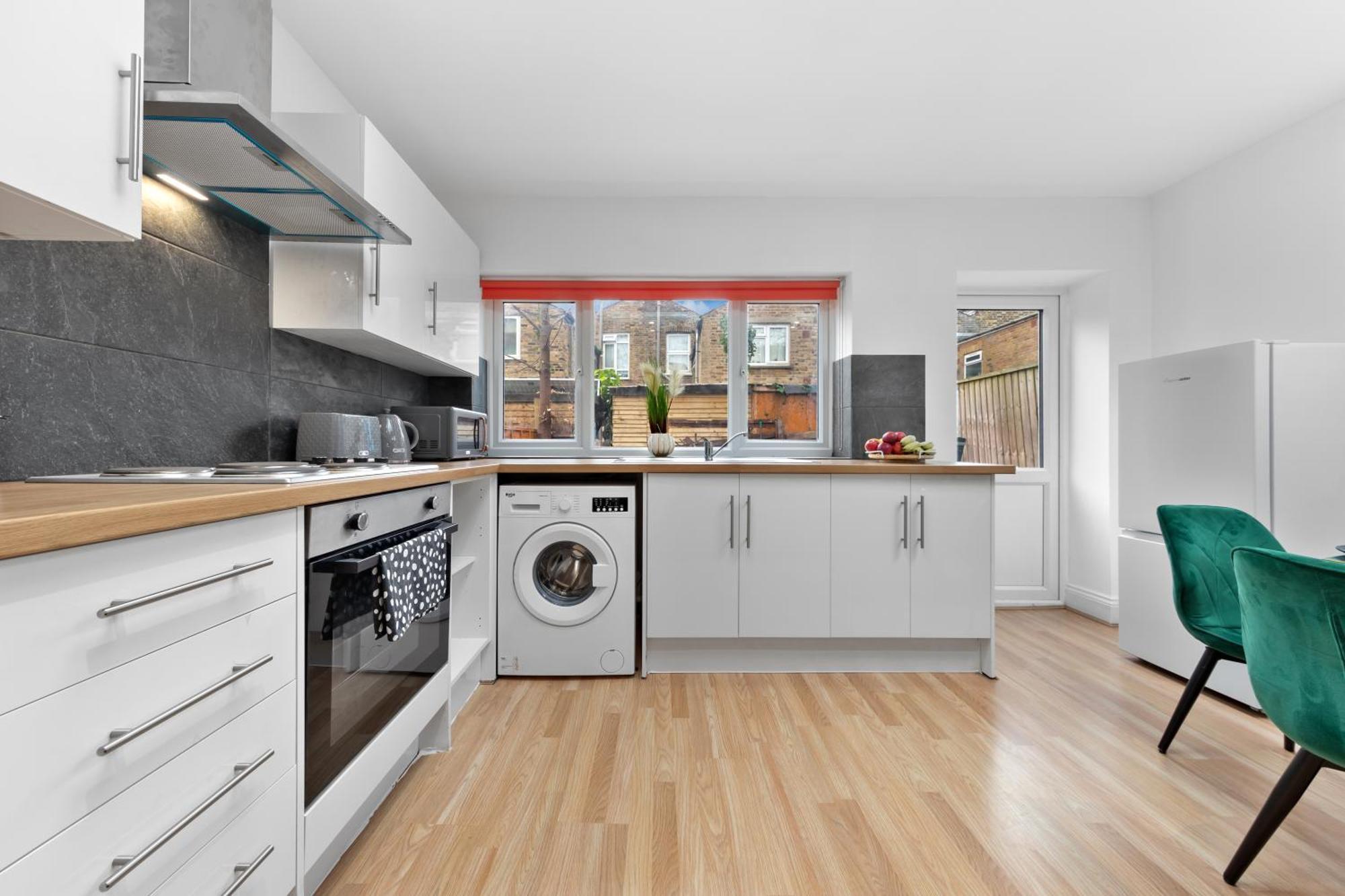 Apartment Stylish 2 Bedroom Haven In Zone 2-15 Mins To Central London- Garden & Parking Available! 5 Beds-Sleeps 6 People- Instant Book & Self Check-In! Save 20 Percent On Stays Of 7 Nights Or More ! *