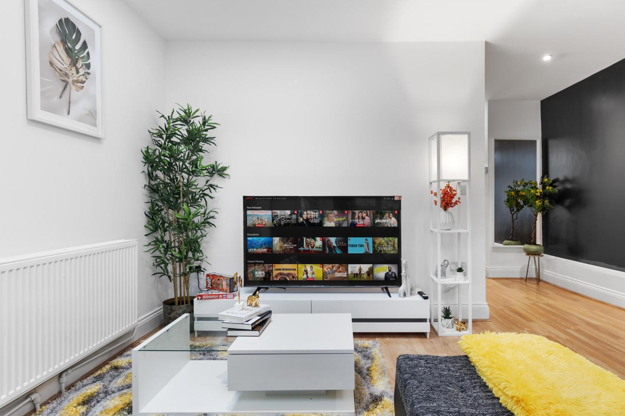 Stylish 2 Bedroom Haven In Zone 2-15 Mins To Central London- Garden & Parking Available! 5 Beds-Sleeps 6 People- Instant Book & Self Check-In! Save 20 Percent On Stays Of 7 Nights Or More ! London