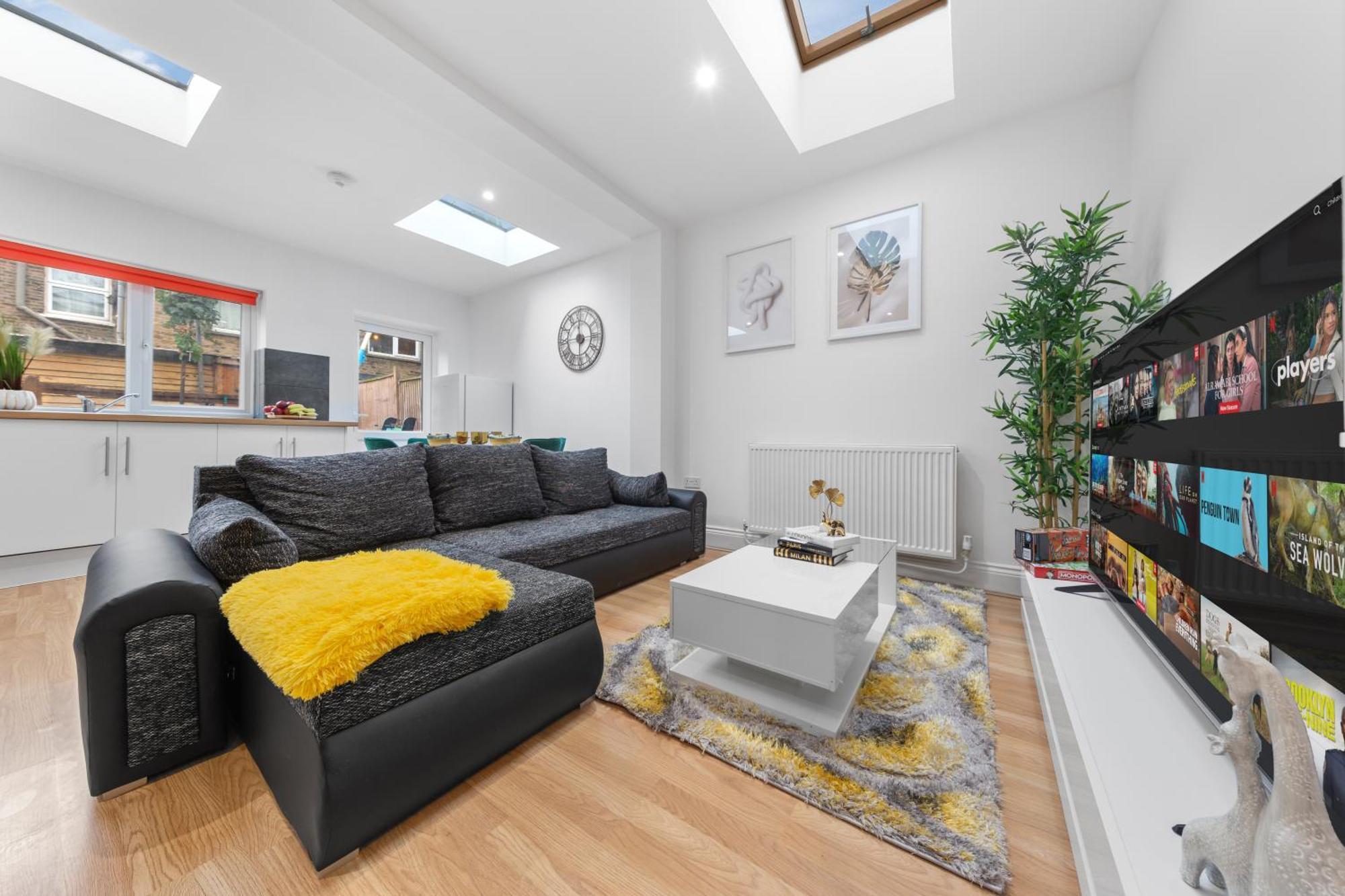 Apartment Stylish 2 Bedroom Haven In Zone 2-15 Mins To Central London- Garden & Parking Available! 5 Beds-Sleeps 6 People- Instant Book & Self Check-In! Save 20 Percent On Stays Of 7 Nights Or More ! *