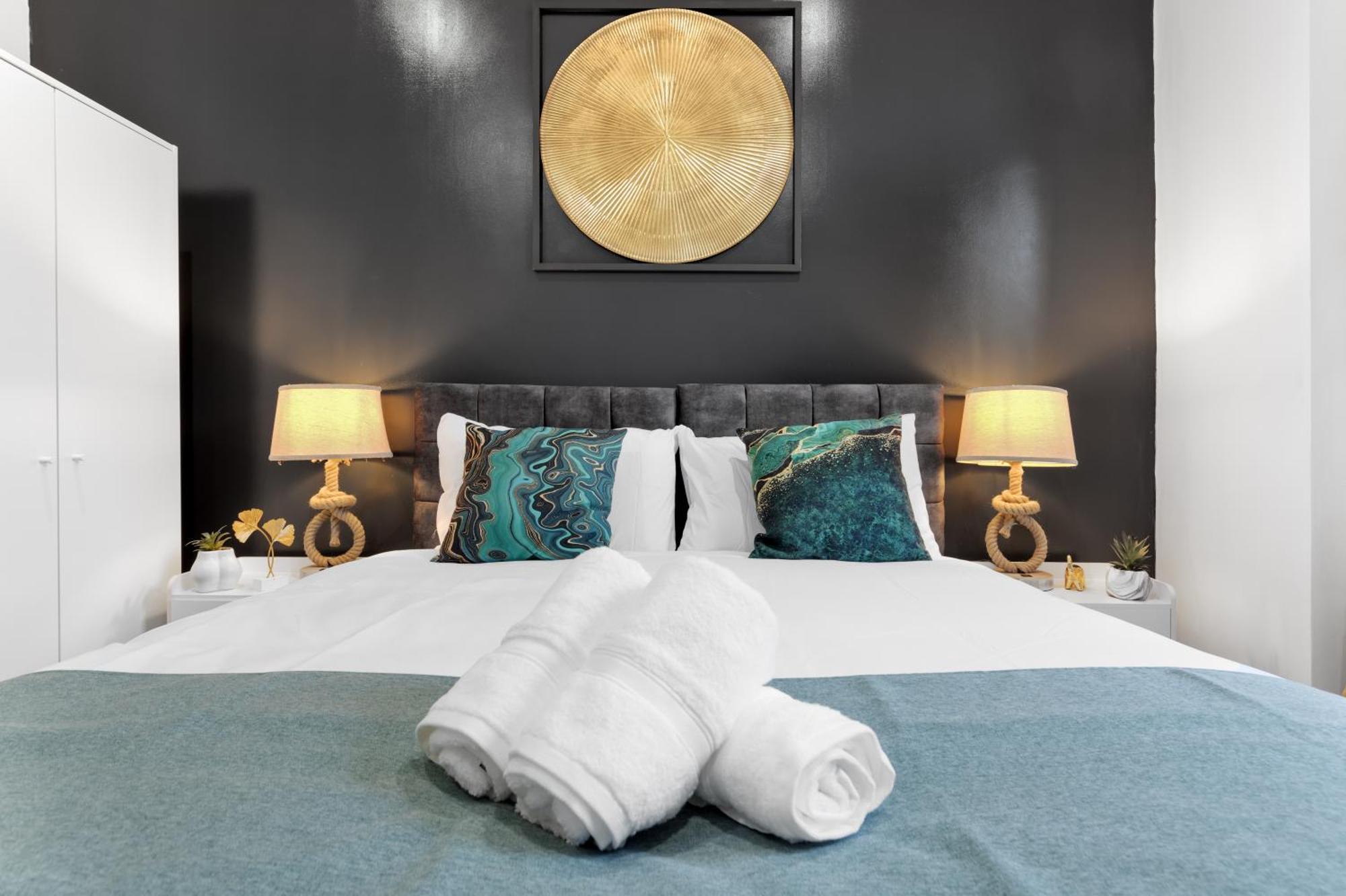 Stylish 2 Bedroom Haven In Zone 2-15 Mins To Central London- Garden & Parking Available! 5 Beds-Sleeps 6 People- Instant Book & Self Check-In! Save 20 Percent On Stays Of 7 Nights Or More ! Apartment *