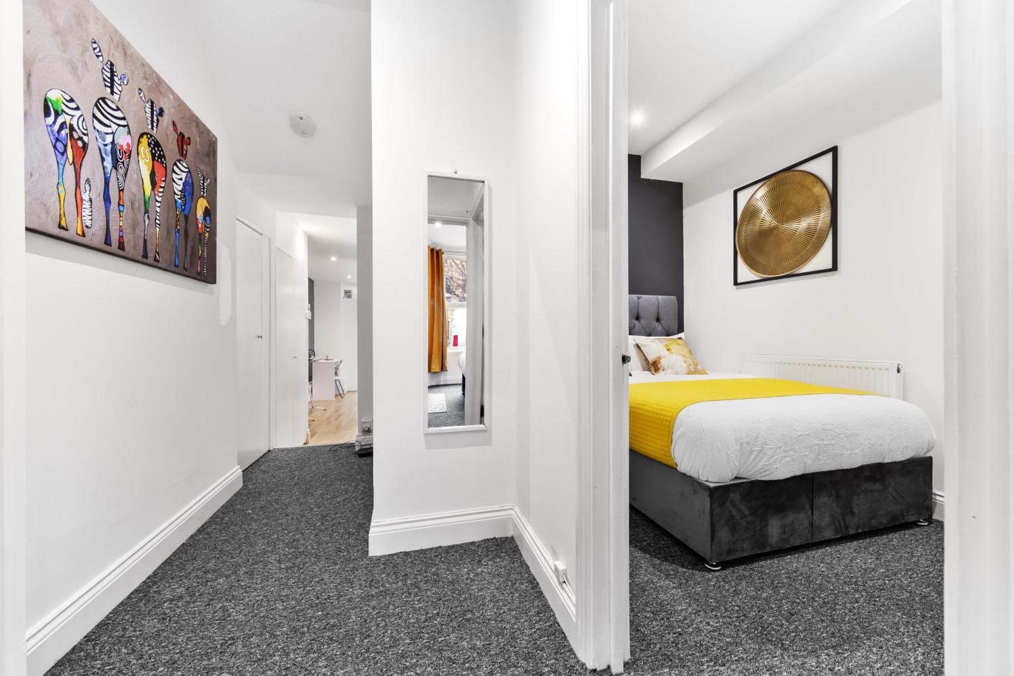 Stylish 2 Bedroom Haven In Zone 2-15 Mins To Central London- Garden & Parking Available! 5 Beds-Sleeps 6 People- Instant Book & Self Check-In! Save 20 Percent On Stays Of 7 Nights Or More ! London