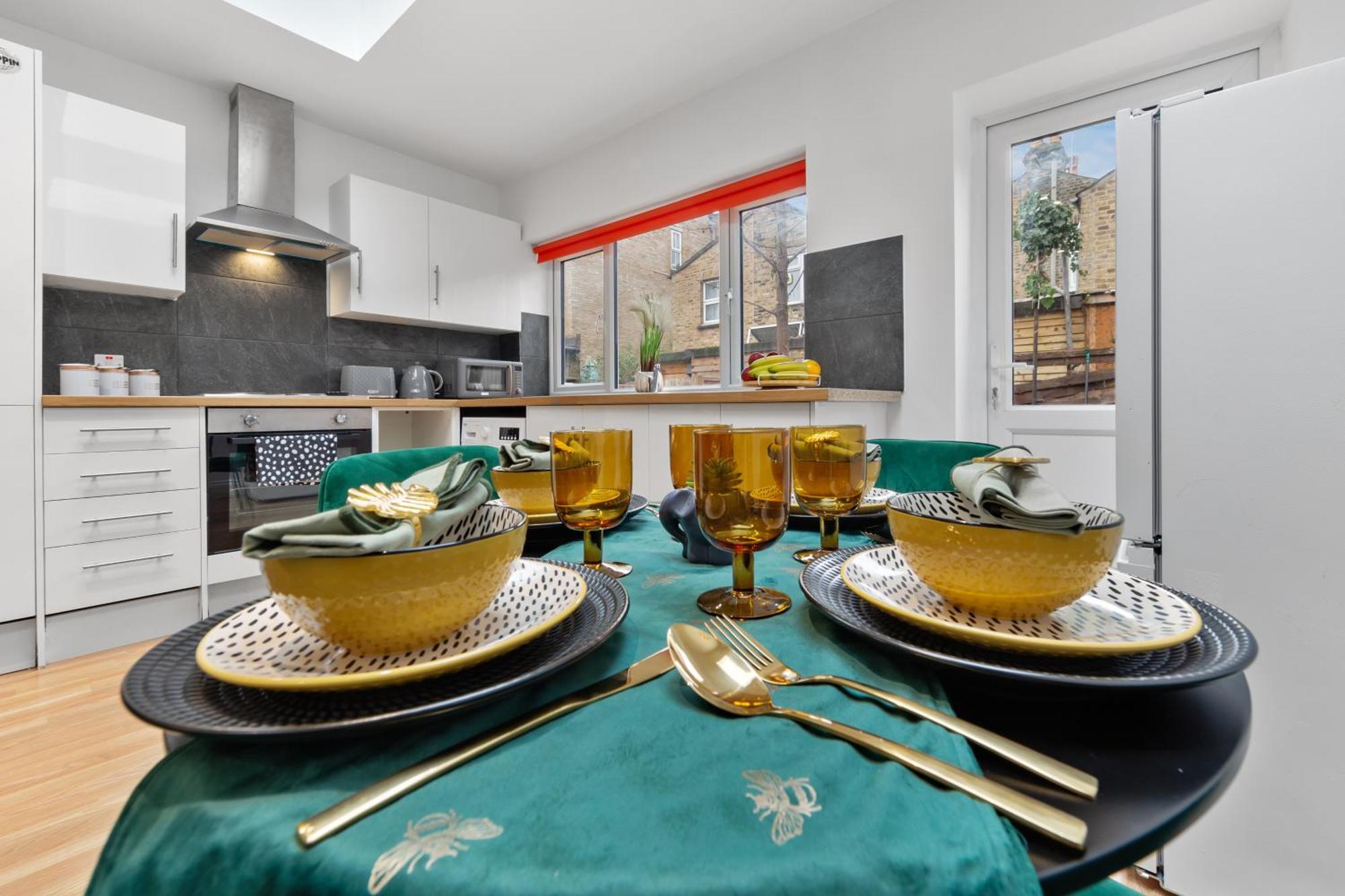 Stylish 2 Bedroom Haven In Zone 2-15 Mins To Central London- Garden & Parking Available! 5 Beds-Sleeps 6 People- Instant Book & Self Check-In! Save 20 Percent On Stays Of 7 Nights Or More ! * London