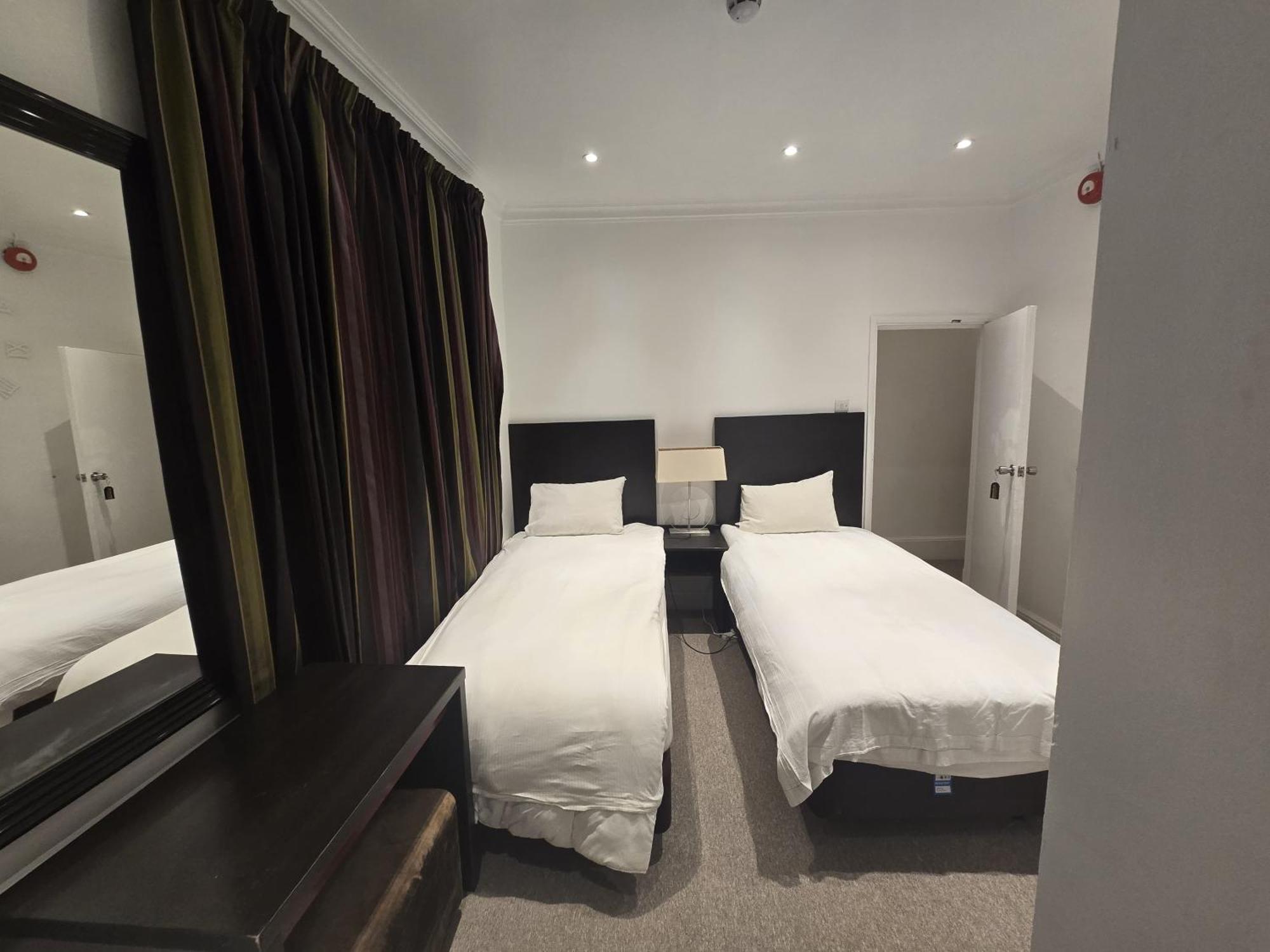 L S Hotel London