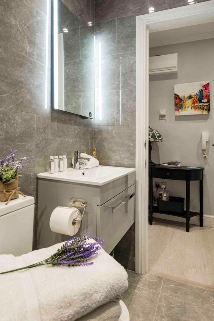 Bright And Modern Bayswater London