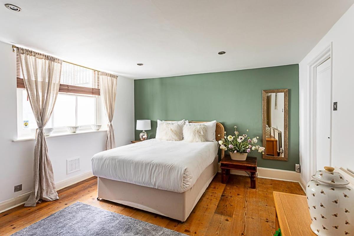 Style Three Bedroom House Apartment