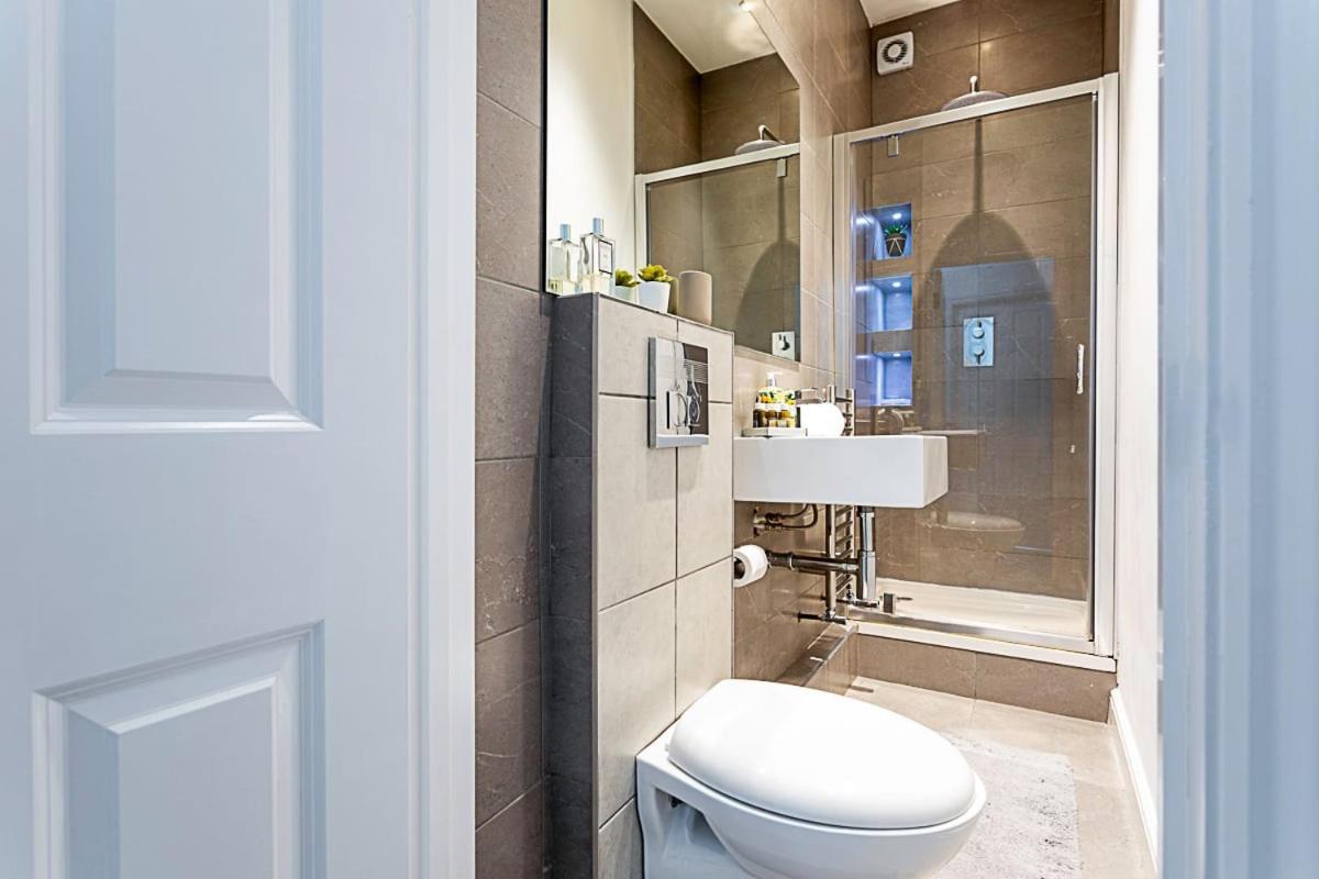 Chic 2-bed Flat In Leafy Clapham South Apartment London