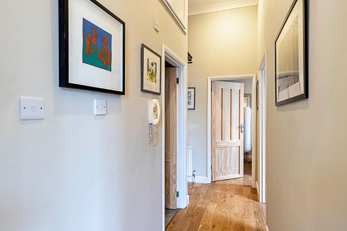 Beautiful Two Bedroom Abode Near Victoria Appartement