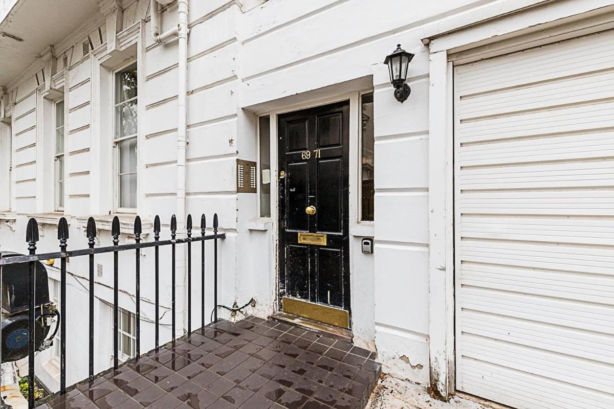 Beautiful Two Bedroom Abode Near Victoria Appartement