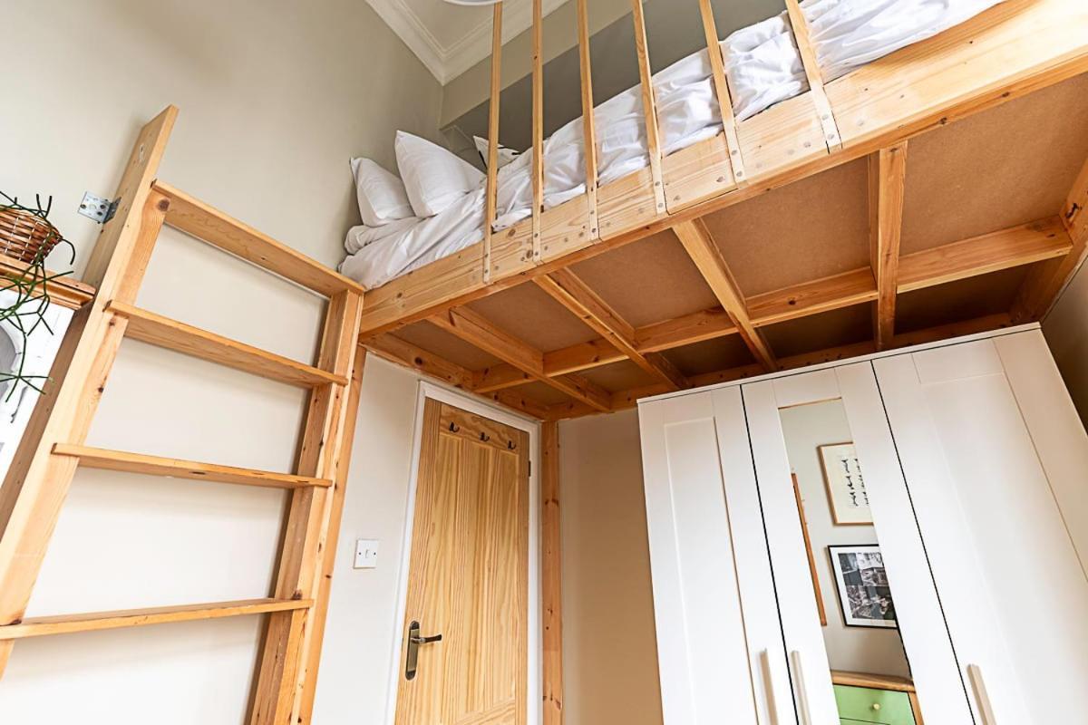 Beautiful Two Bedroom Abode Near Victoria Appartement