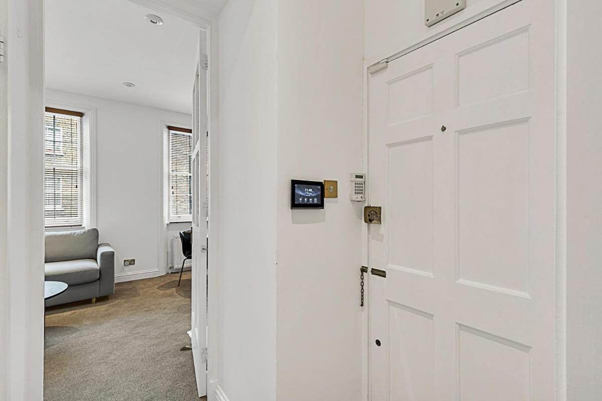 A One-bedroom Situated In * Londen