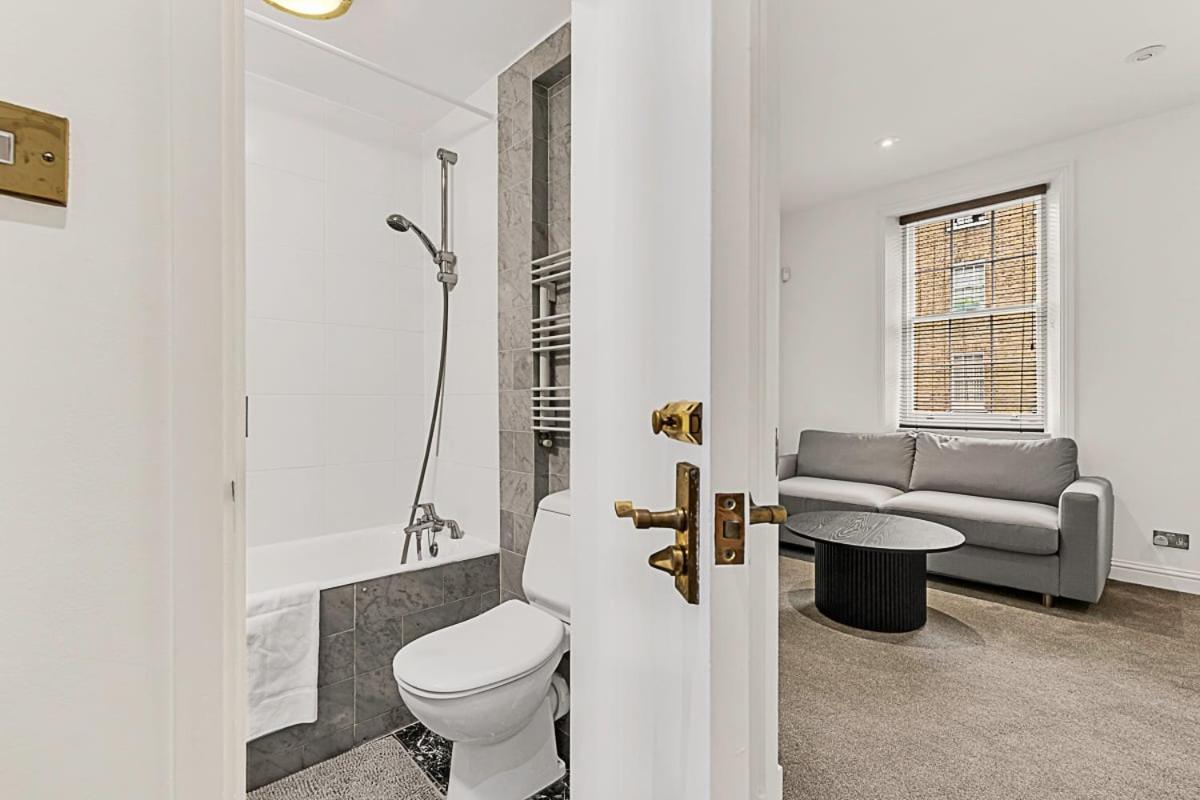 A One-bedroom Situated In * Londen