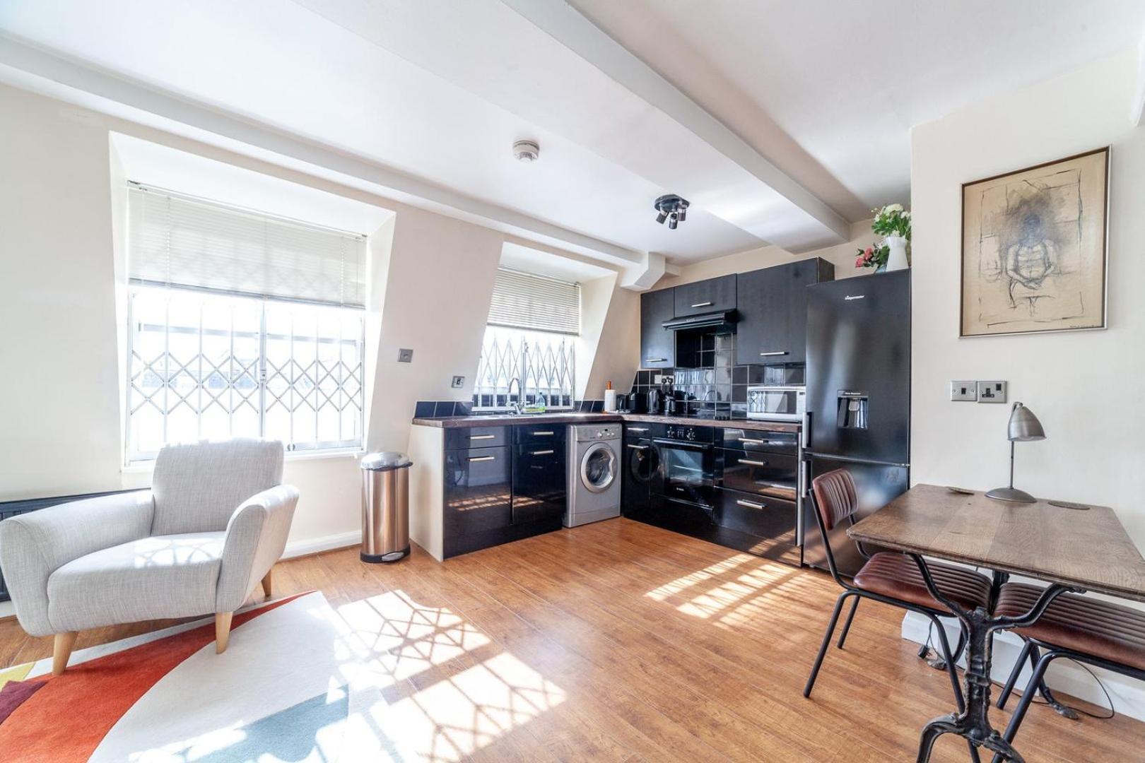Apartment Stylish And Sleek Kensington London