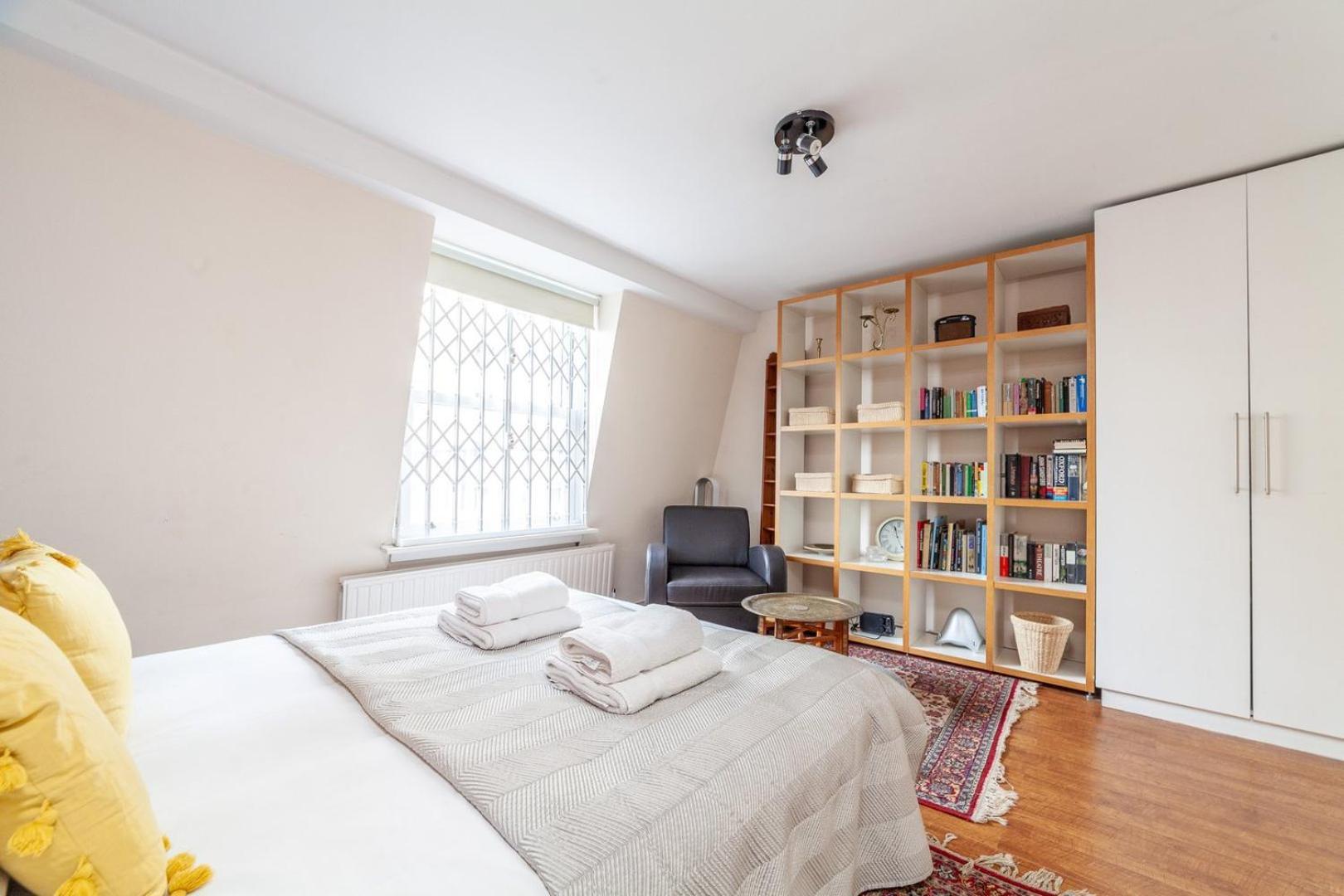 Apartment Stylish And Sleek Kensington London